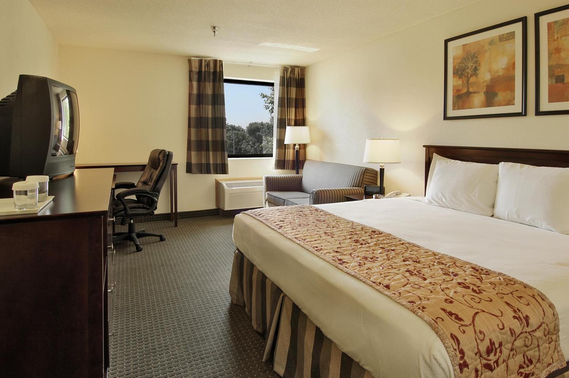 Ramada by Wyndham Bettendorf photo 13