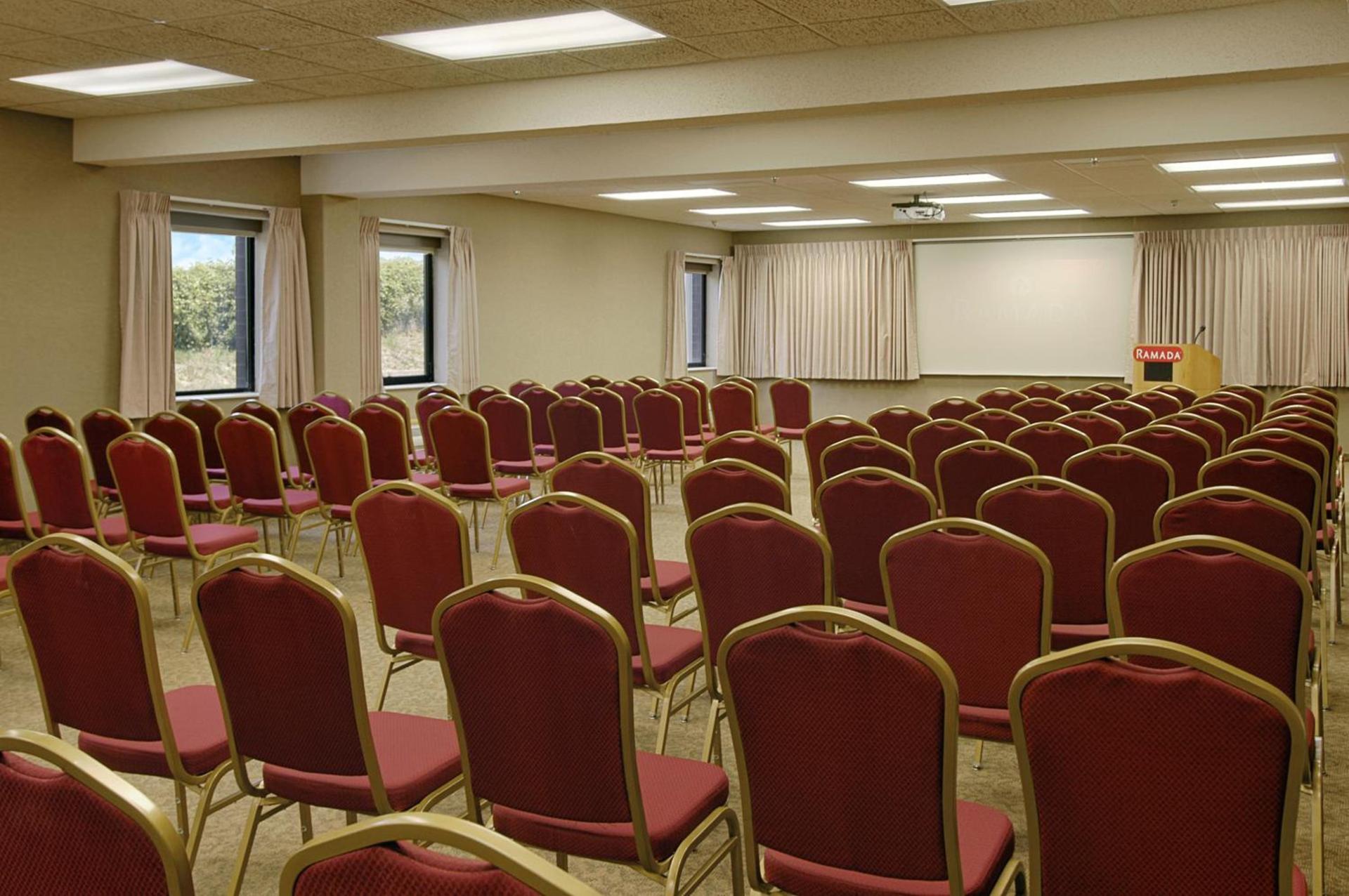 Ramada by Wyndham Bettendorf photo 9