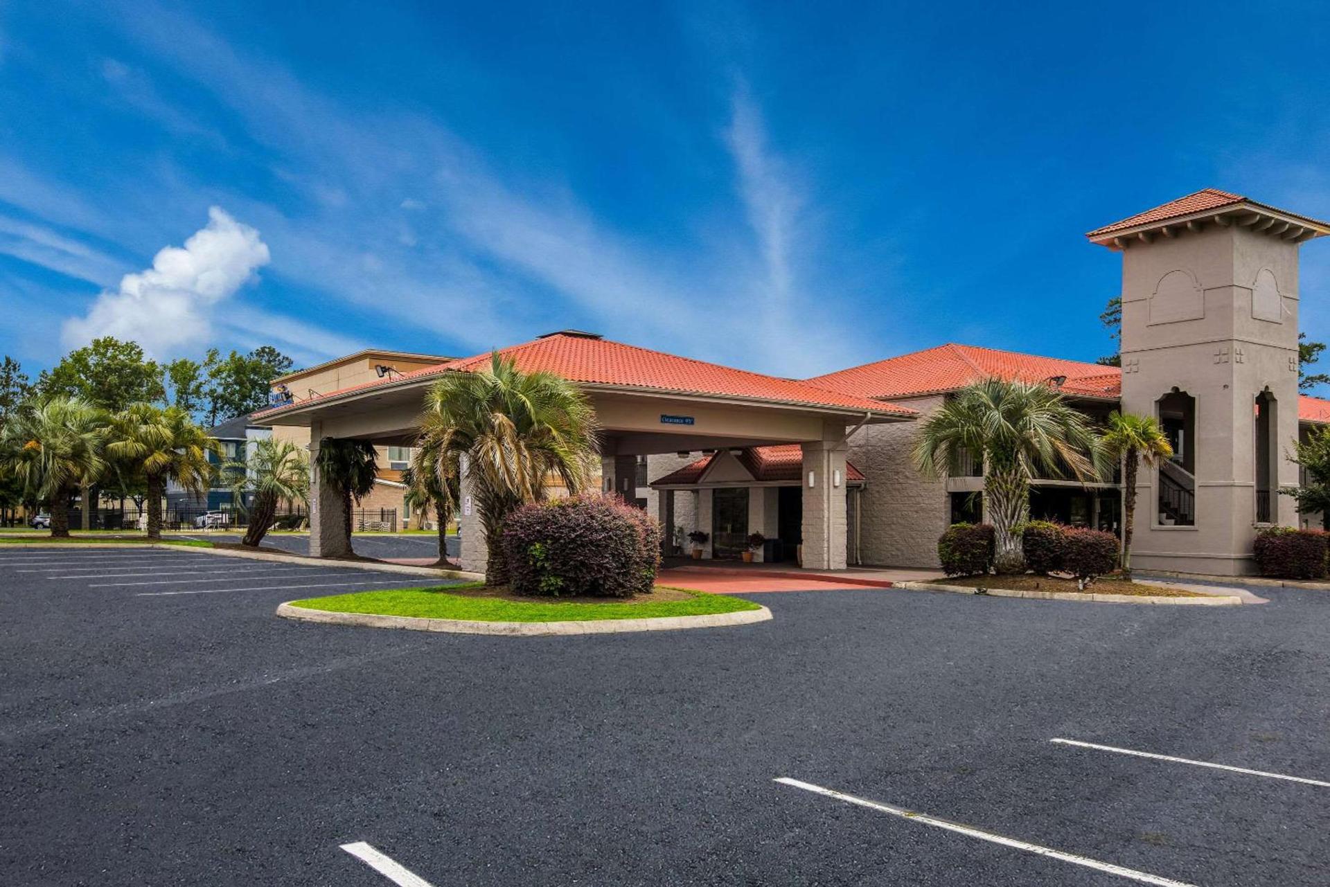 Super 8 by Wyndham Savannah photo 1