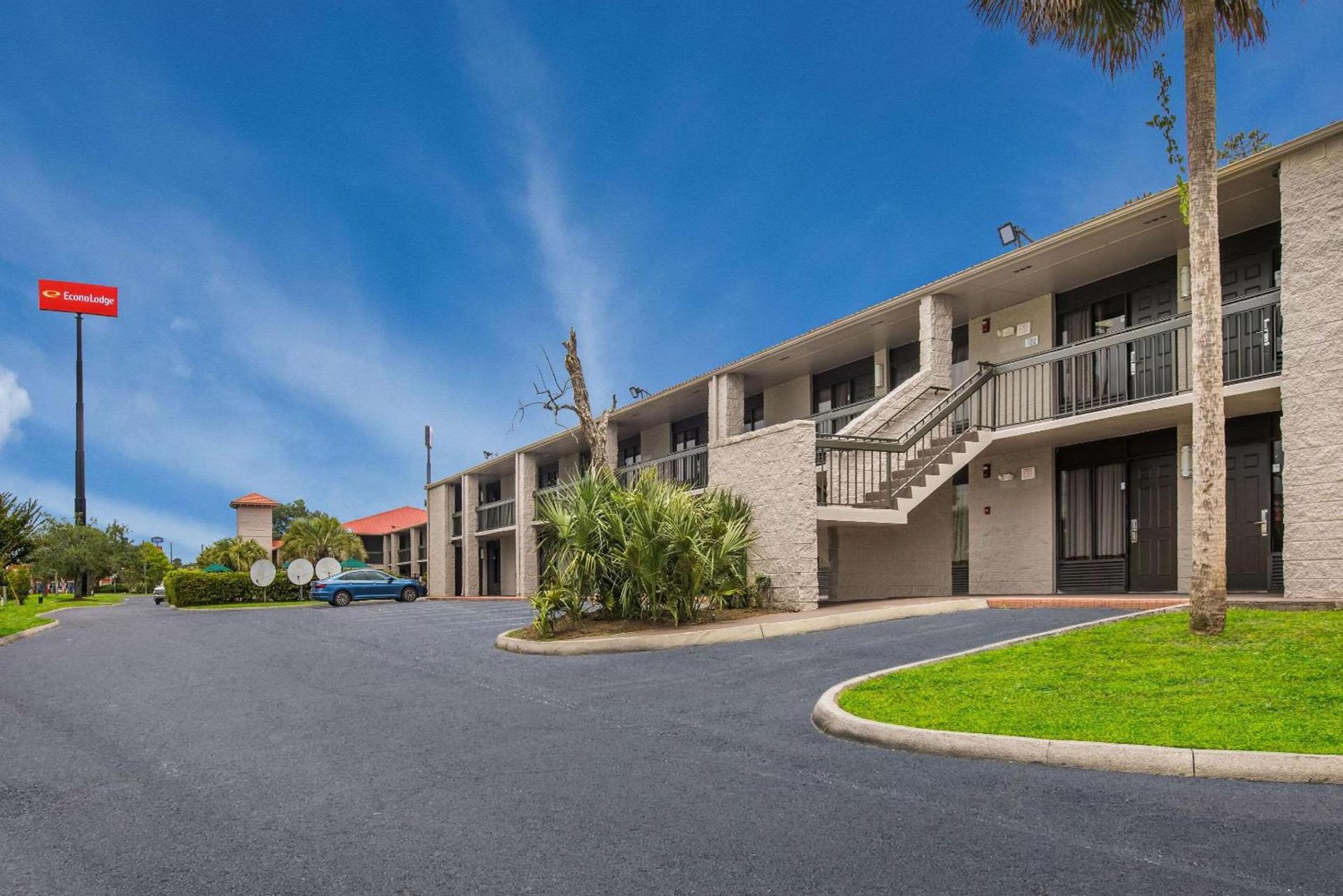 Super 8 by Wyndham Savannah photo 7