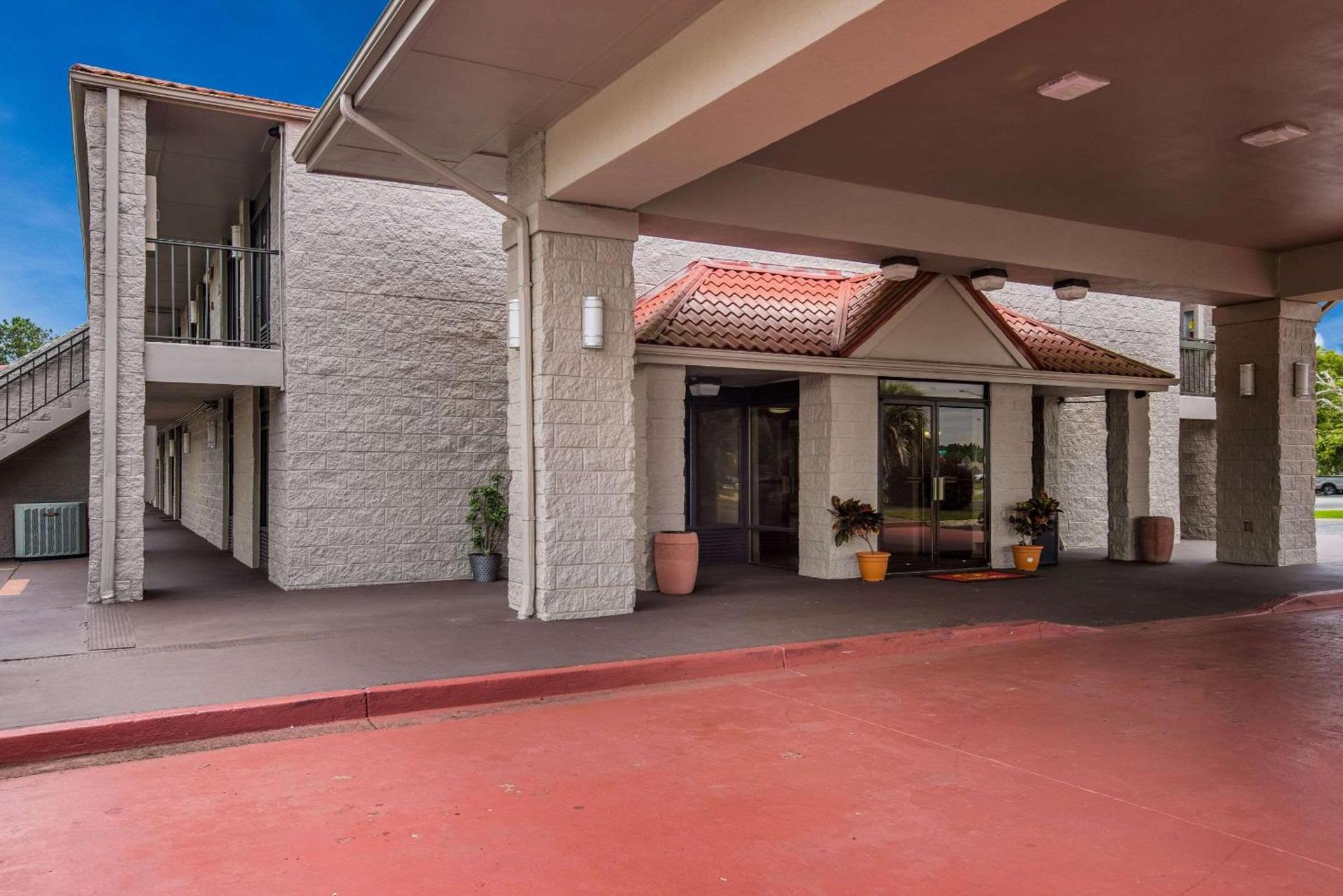 Super 8 by Wyndham Savannah photo 9