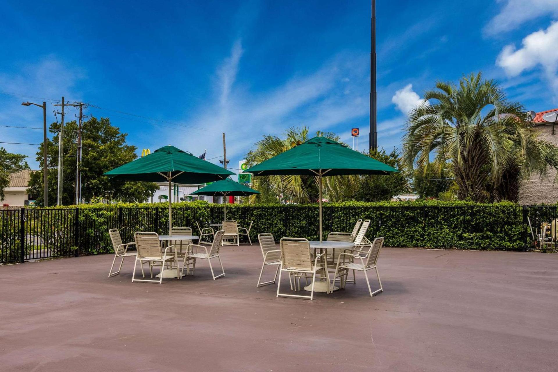 Super 8 by Wyndham Savannah photo 8