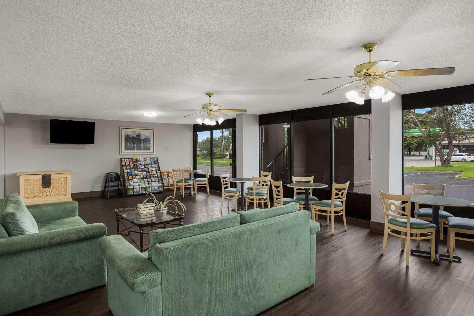 Super 8 by Wyndham Savannah photo 11