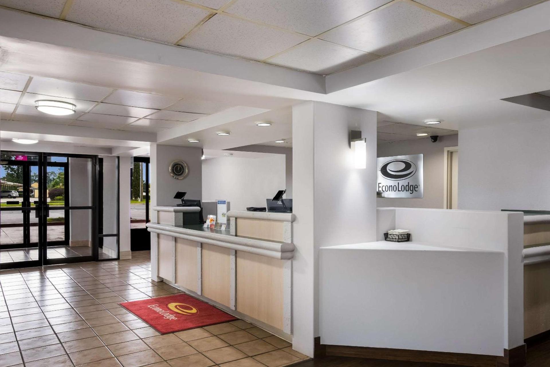 Super 8 by Wyndham Savannah photo 13