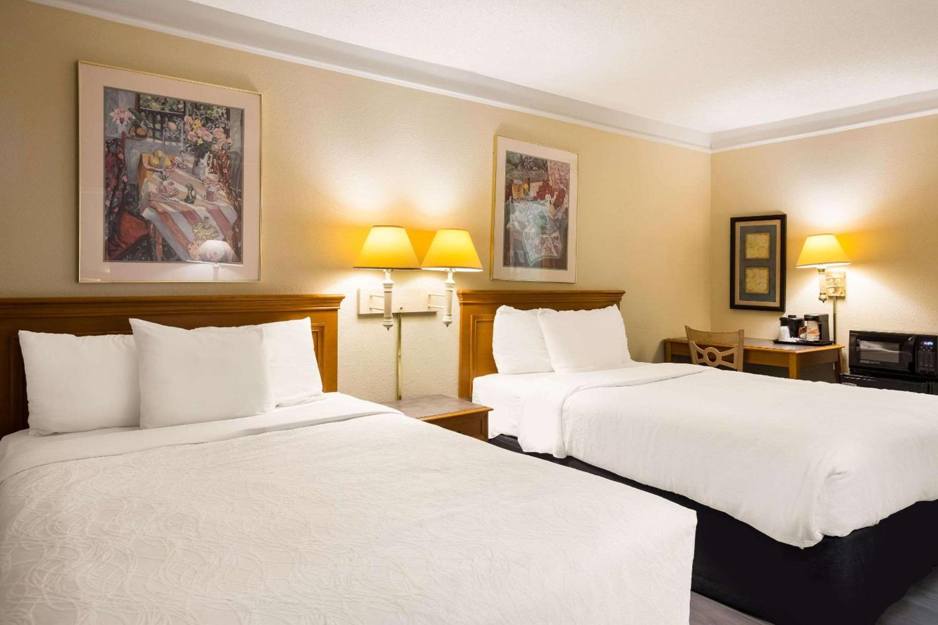 Super 8 by Wyndham Savannah photo 14