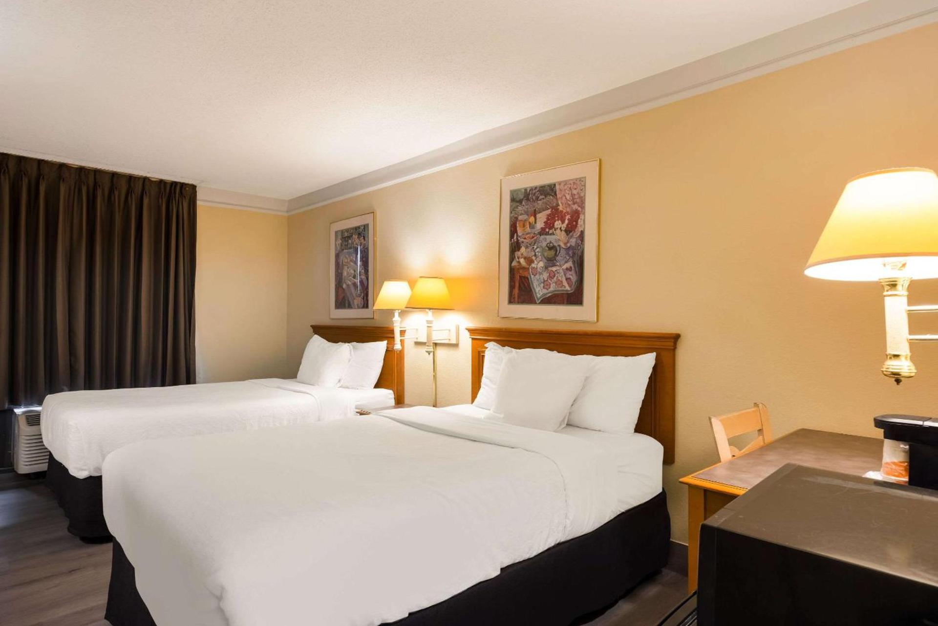Super 8 by Wyndham Savannah photo 2