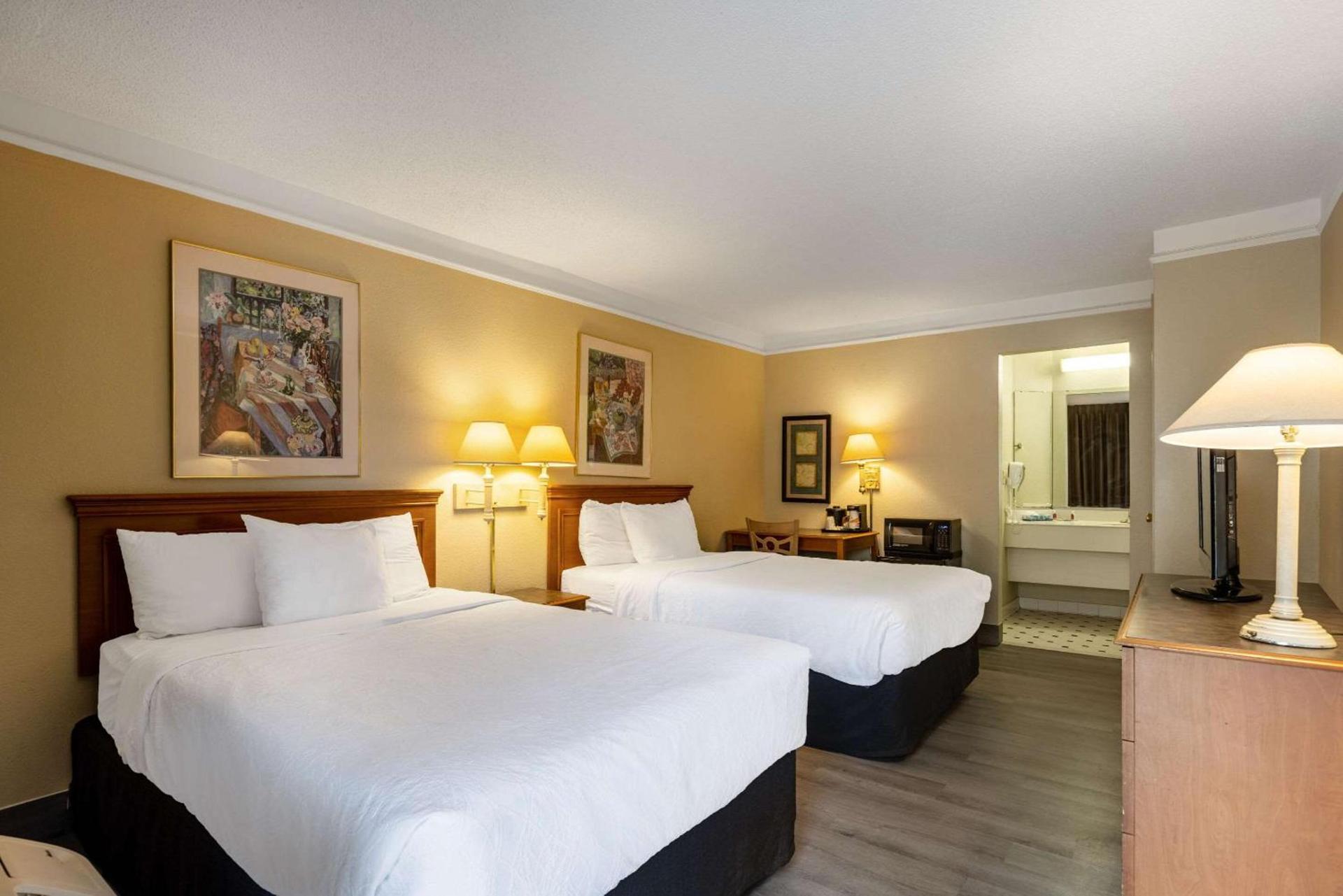 Super 8 by Wyndham Savannah photo 15