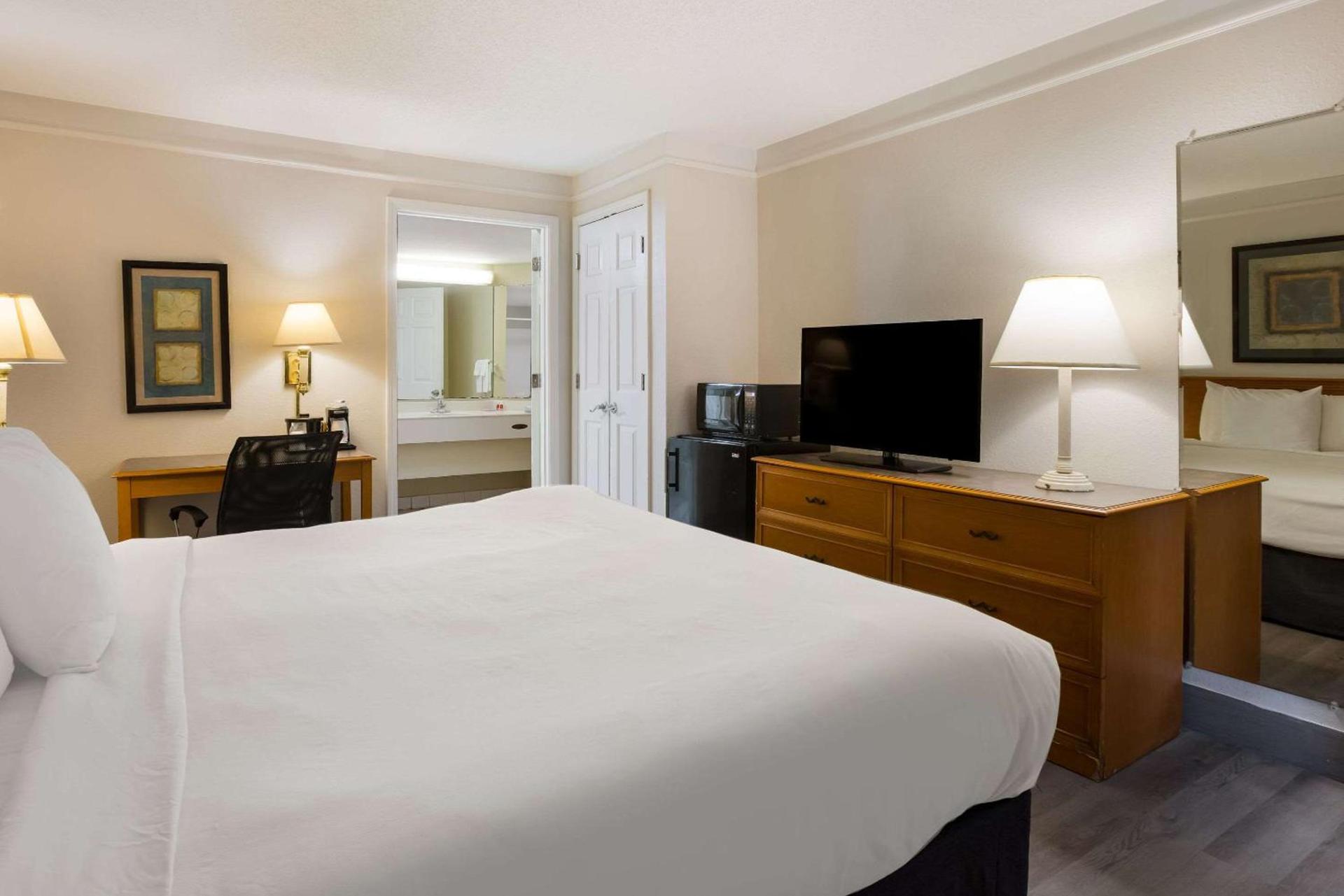 Super 8 by Wyndham Savannah photo 19