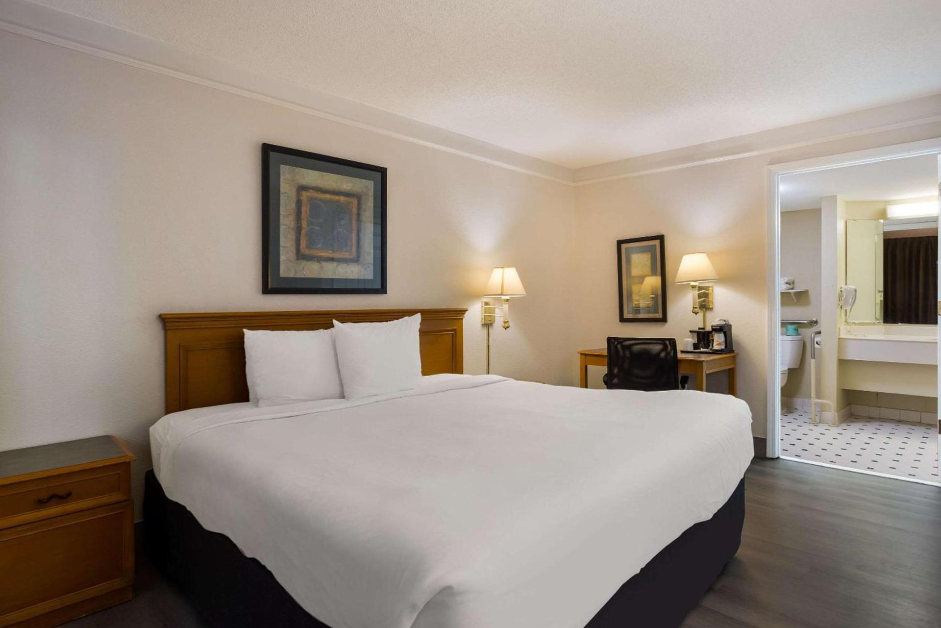 Super 8 by Wyndham Savannah photo 18