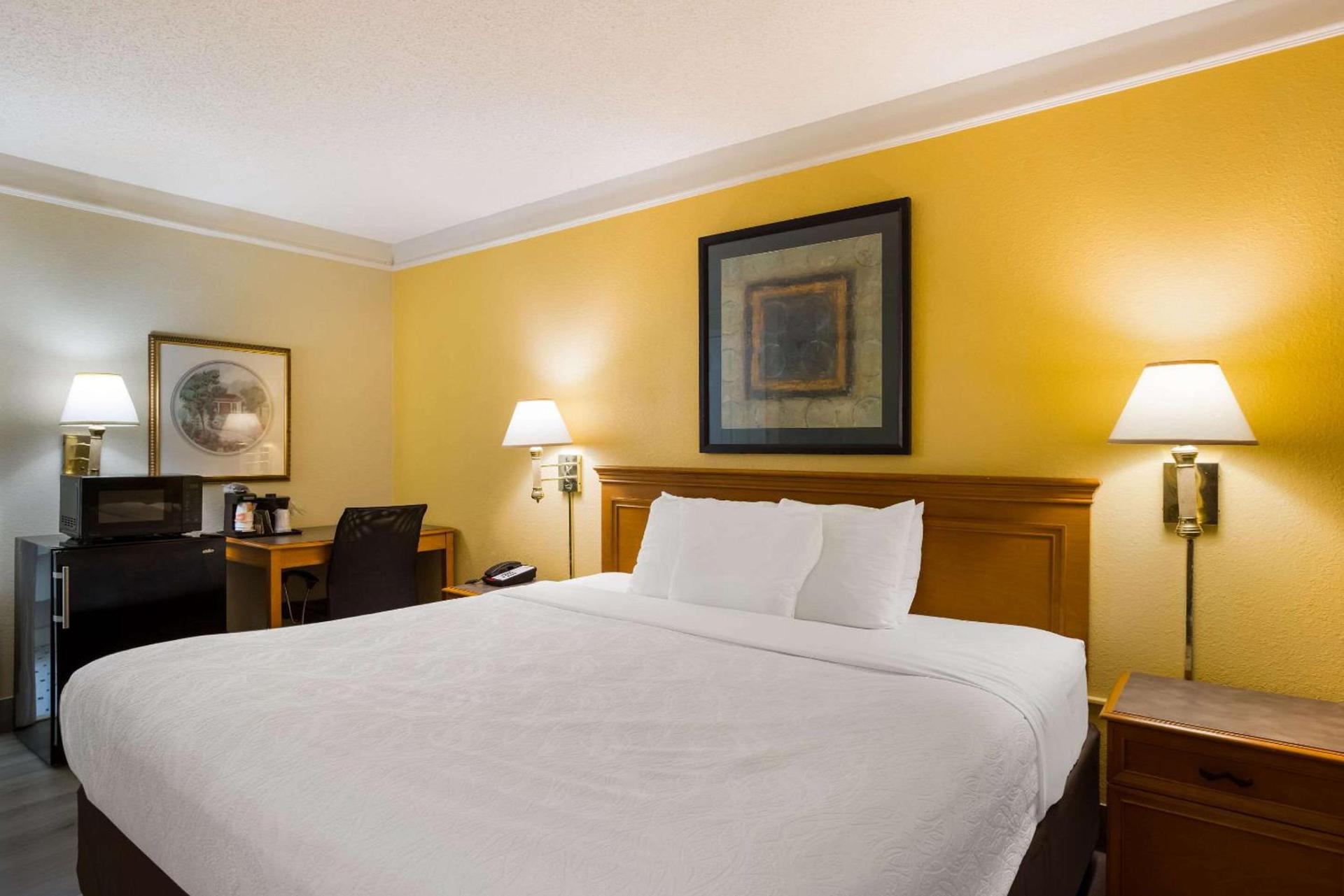 Super 8 by Wyndham Savannah photo 24