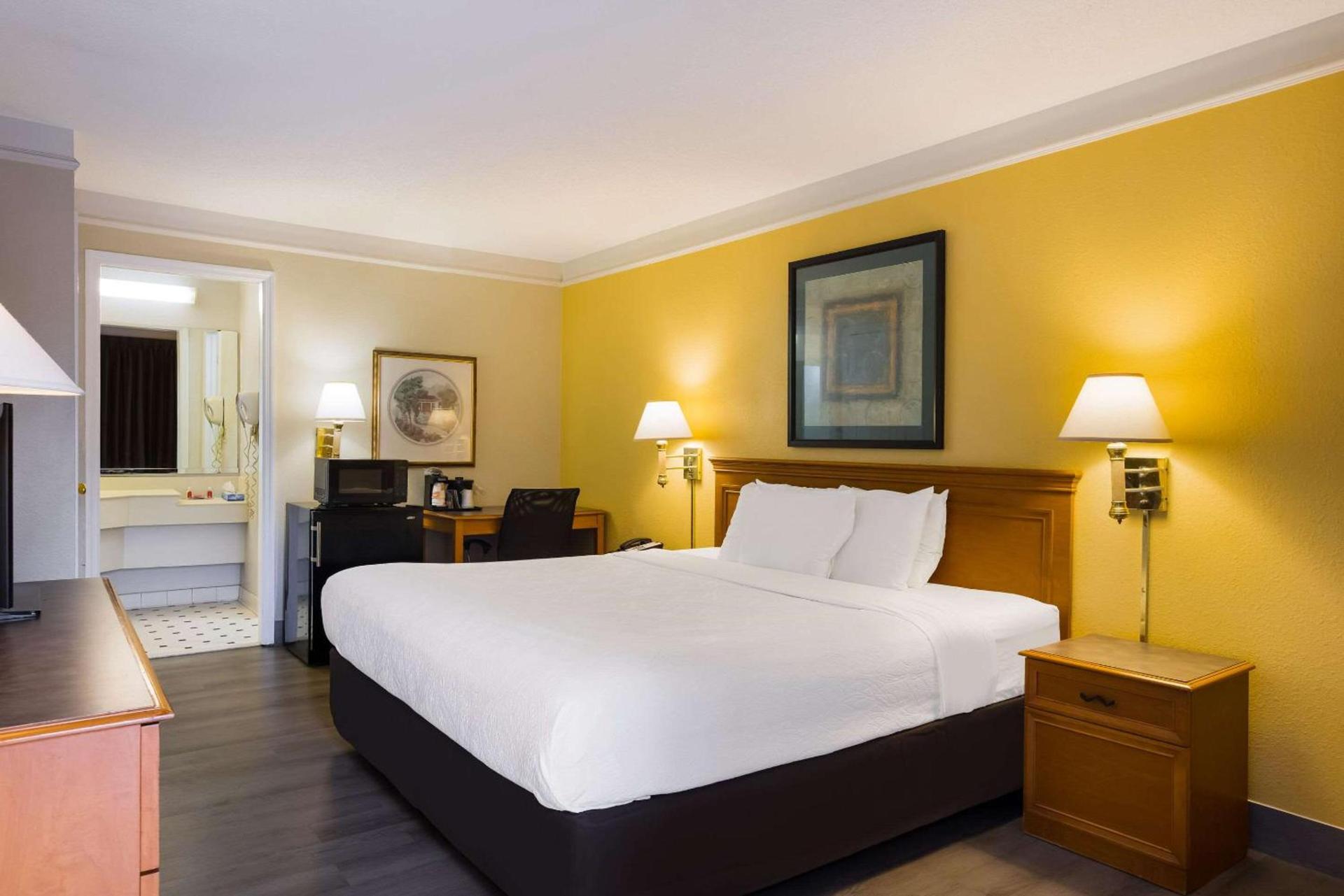 Super 8 by Wyndham Savannah photo 23