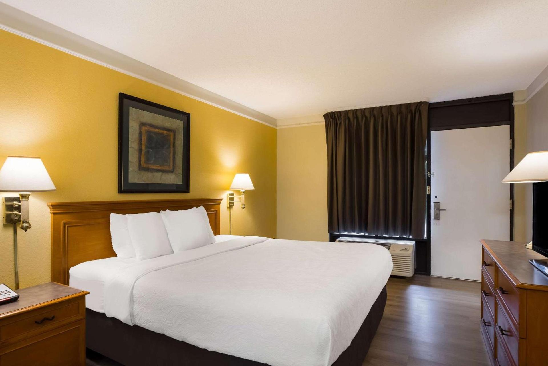 Super 8 by Wyndham Savannah photo 25