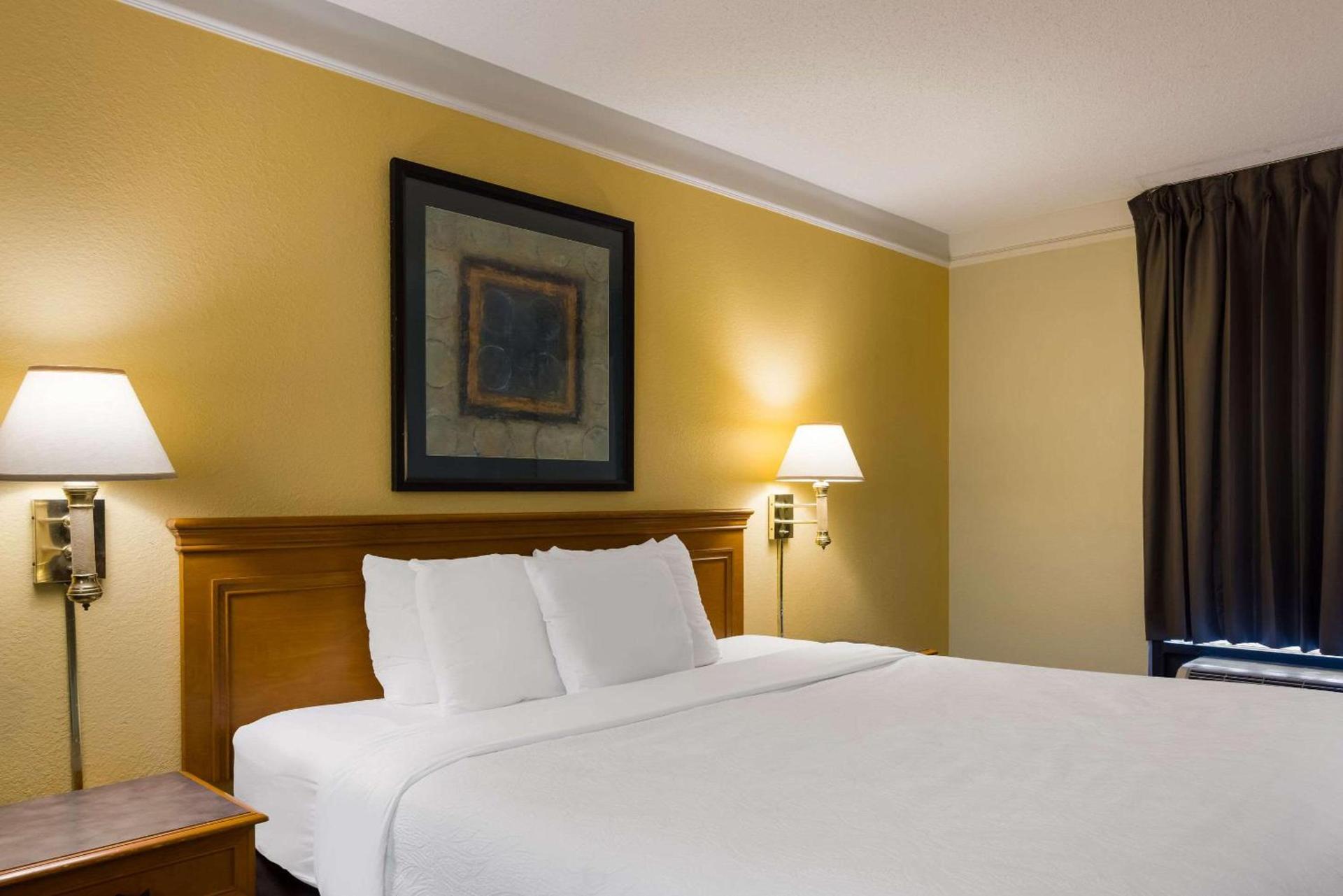 Super 8 by Wyndham Savannah photo 26