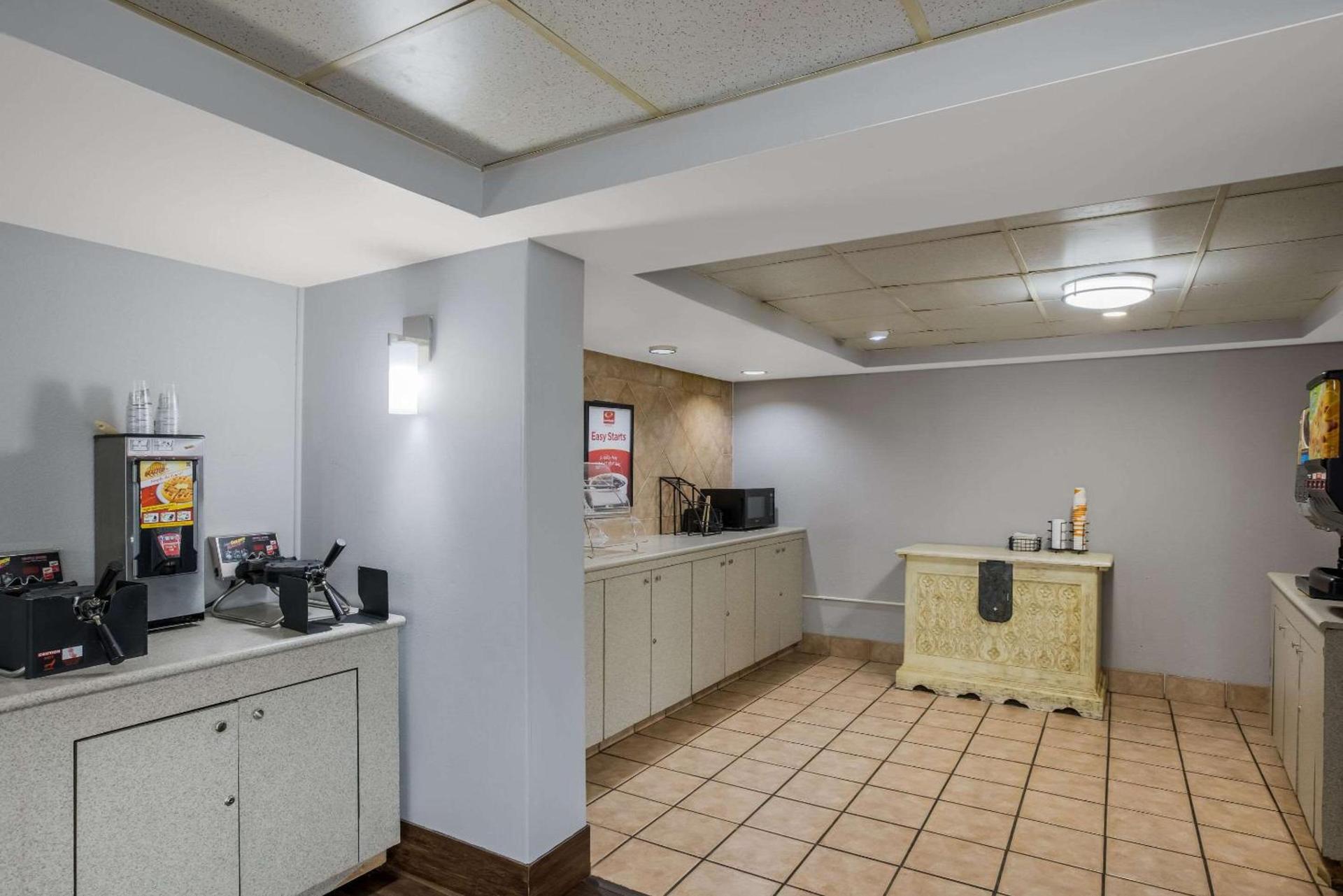 Super 8 by Wyndham Savannah photo 29