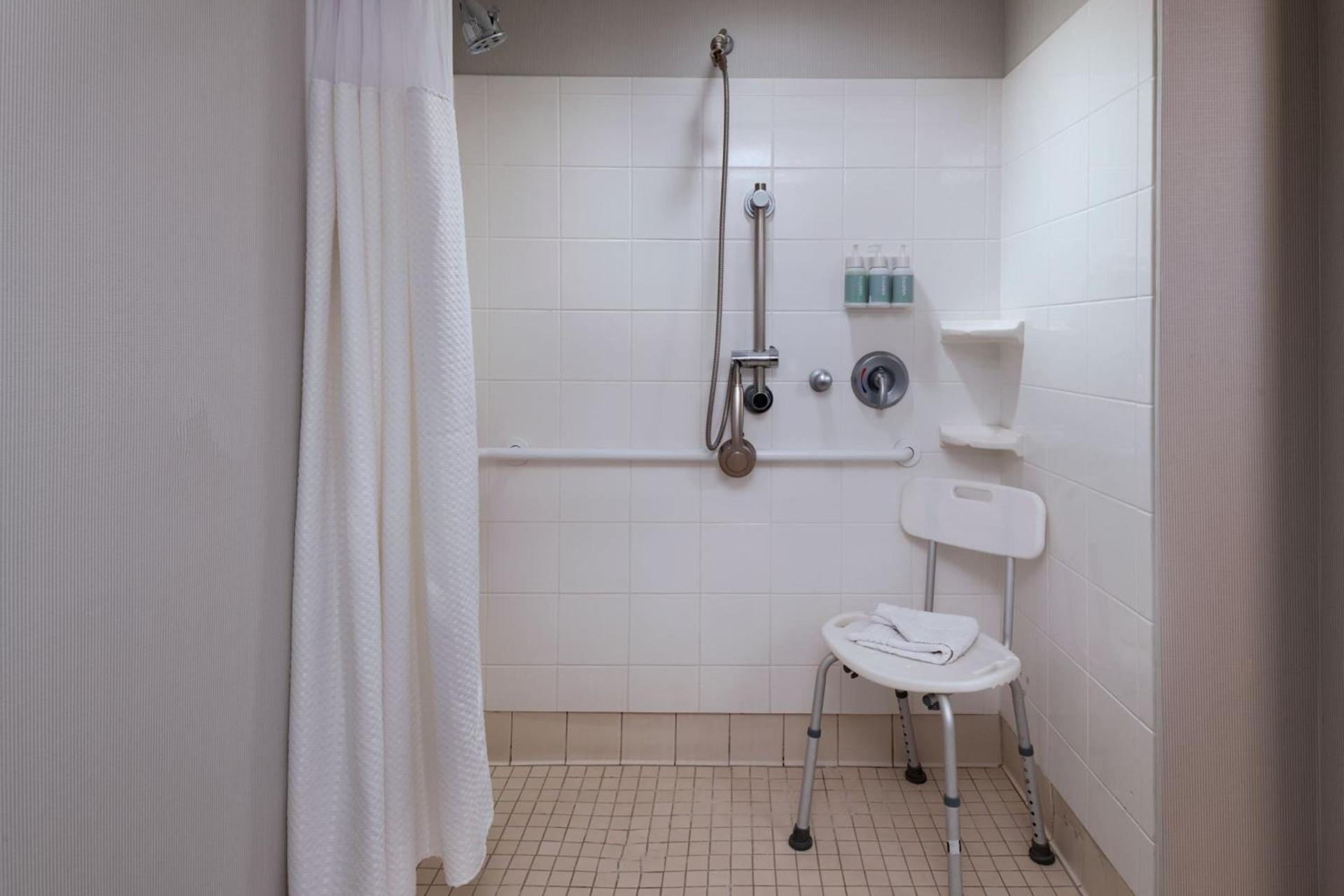 Courtyard by Marriott Omaha Aksarben Village photo 9