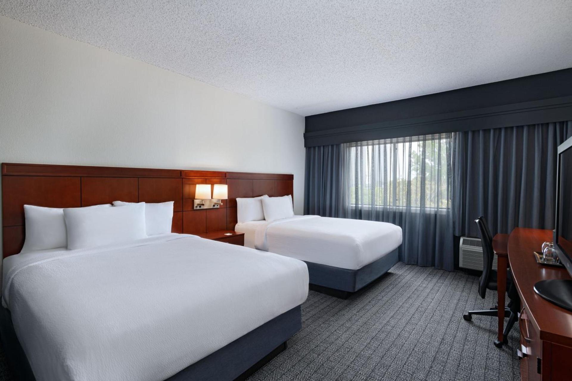 Courtyard by Marriott Dallas Arlington Entertainment District photo 3