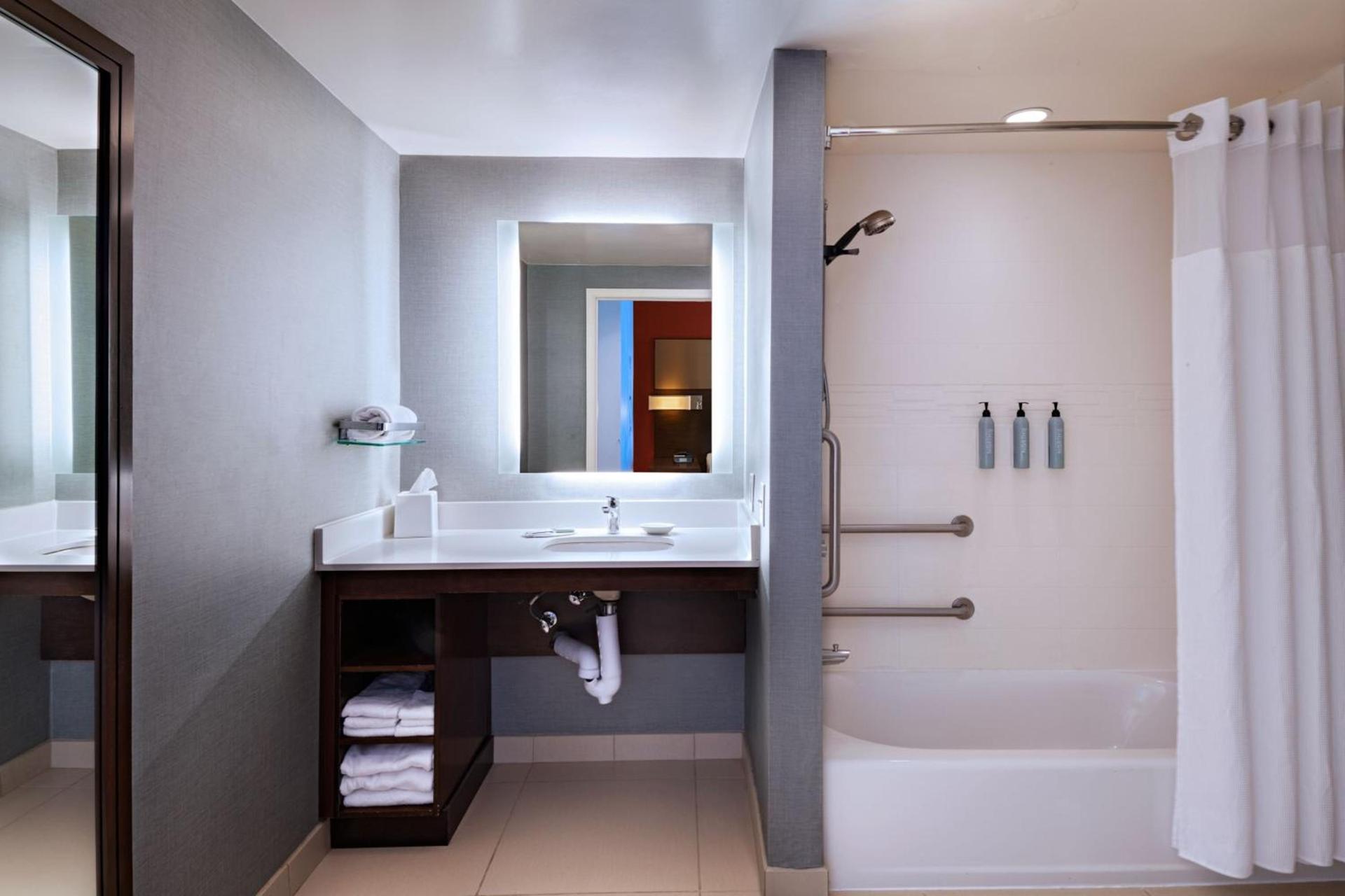 Residence Inn by Marriott Omaha Aksarben Village photo 23