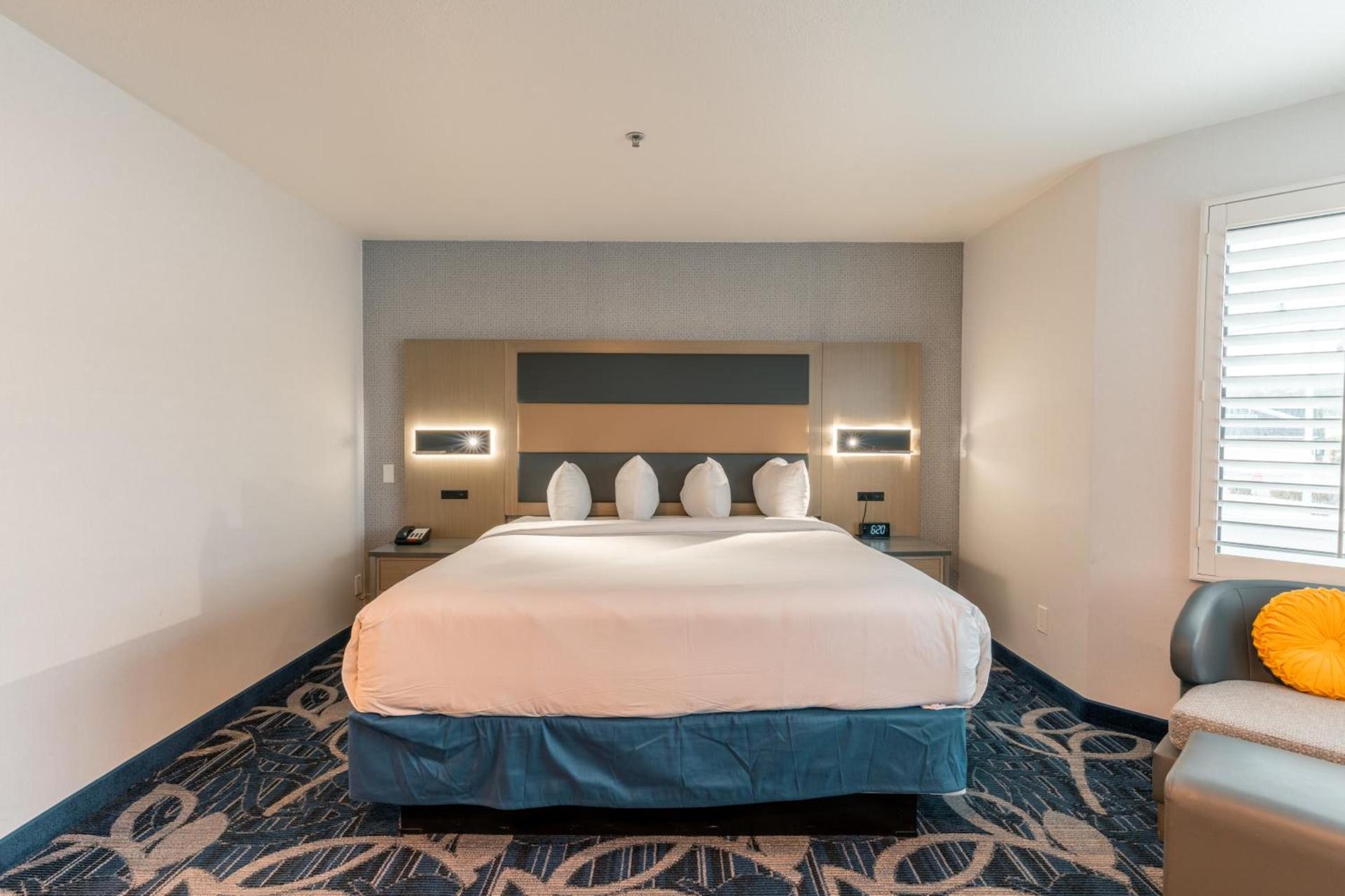 Hotel Aluxor SFO, Shuttle Service photo 12