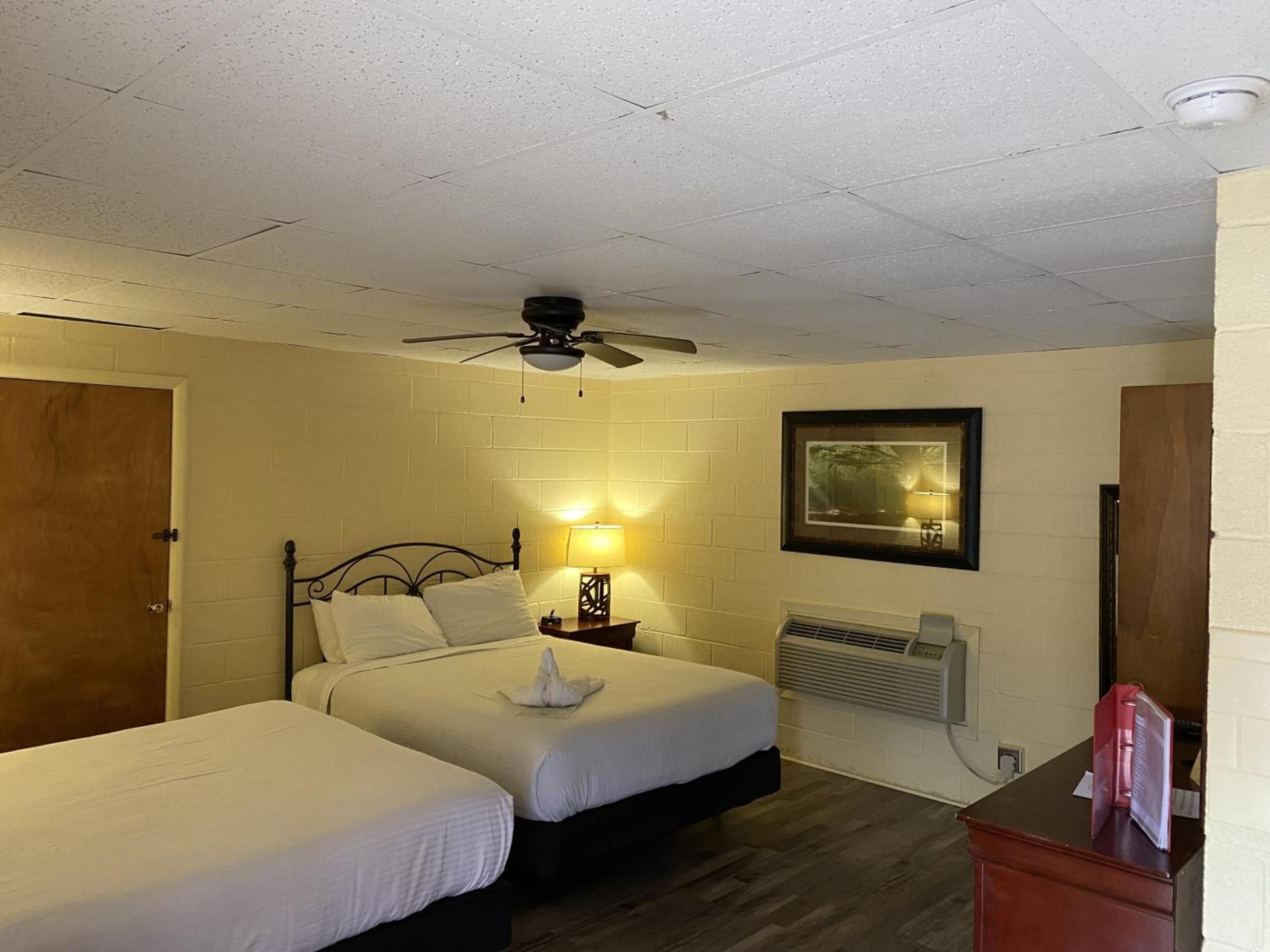 JI9 - Queen Guest Room at the Joplin Inn photo 21