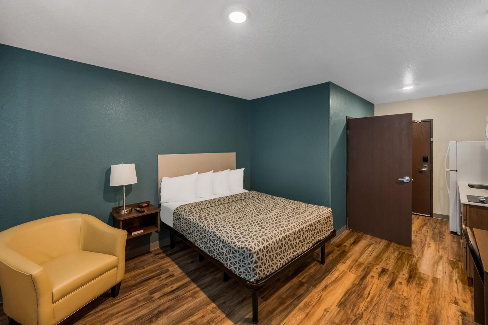 WoodSpring Suites West Palm Beach photo 33