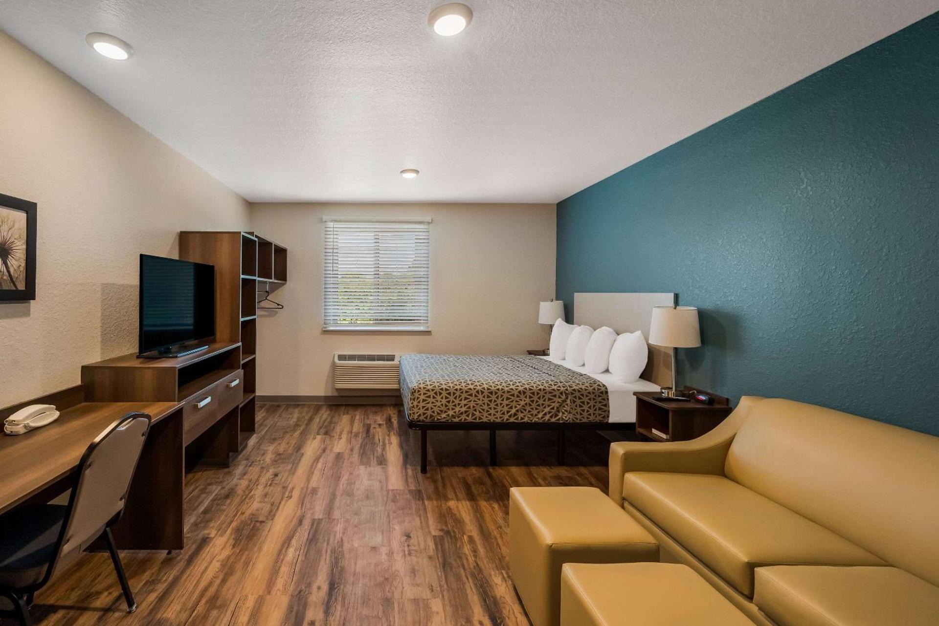 WoodSpring Suites West Palm Beach photo 9