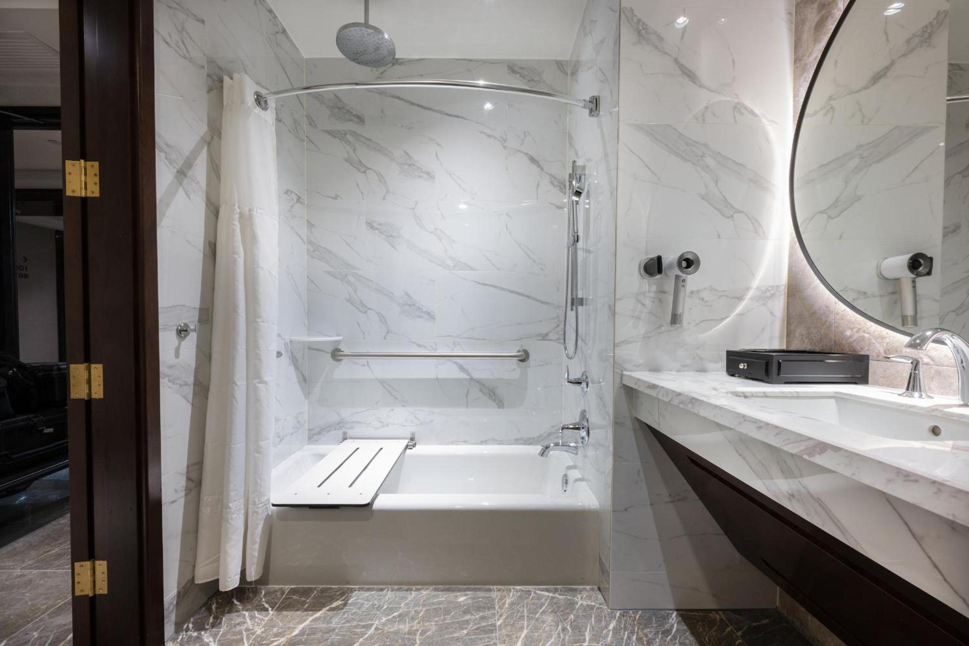 Blossom Hotel Houston, Curio Collection by Hilton photo 33