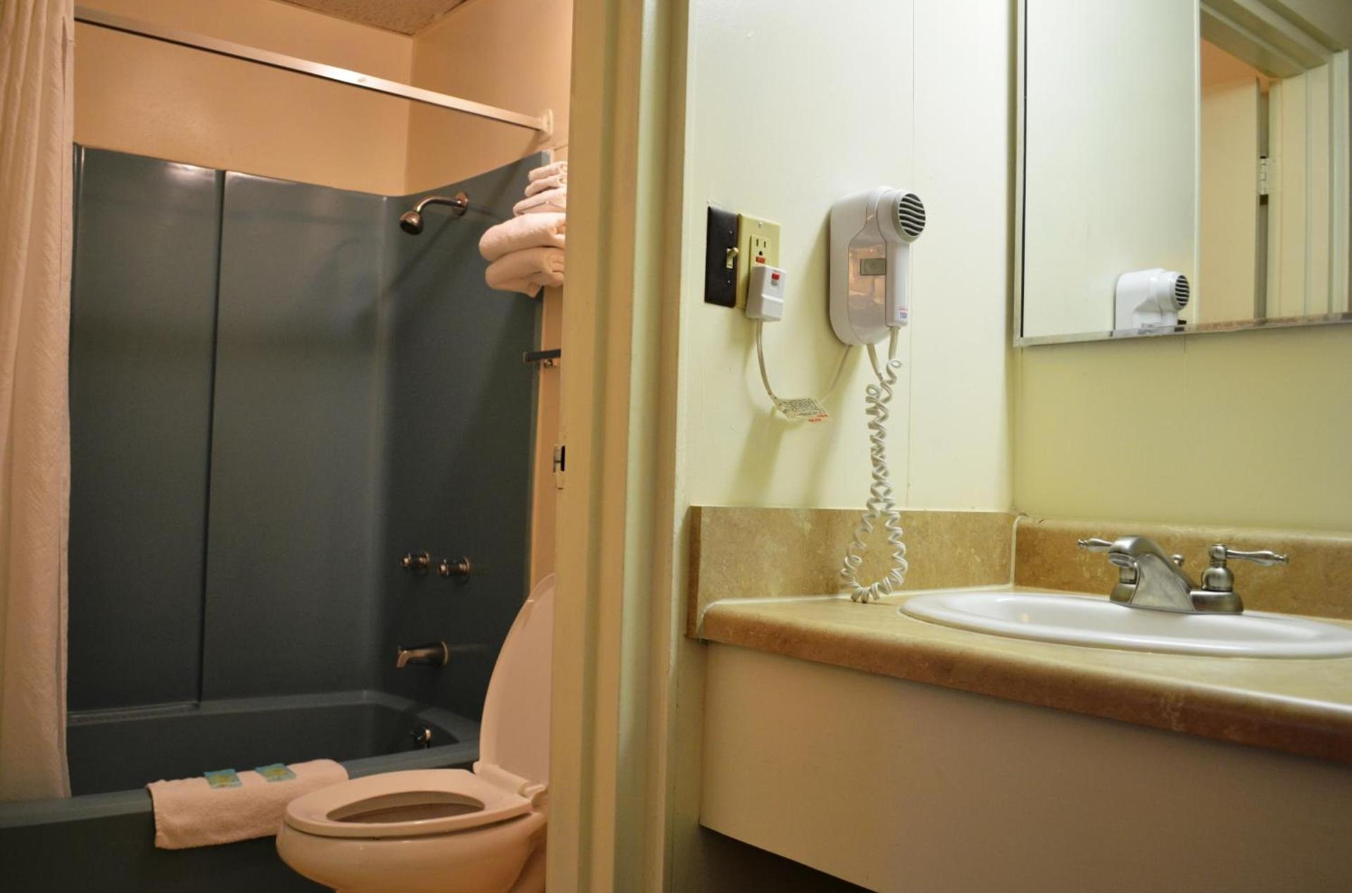 Economy Inn Bluefield photo 12