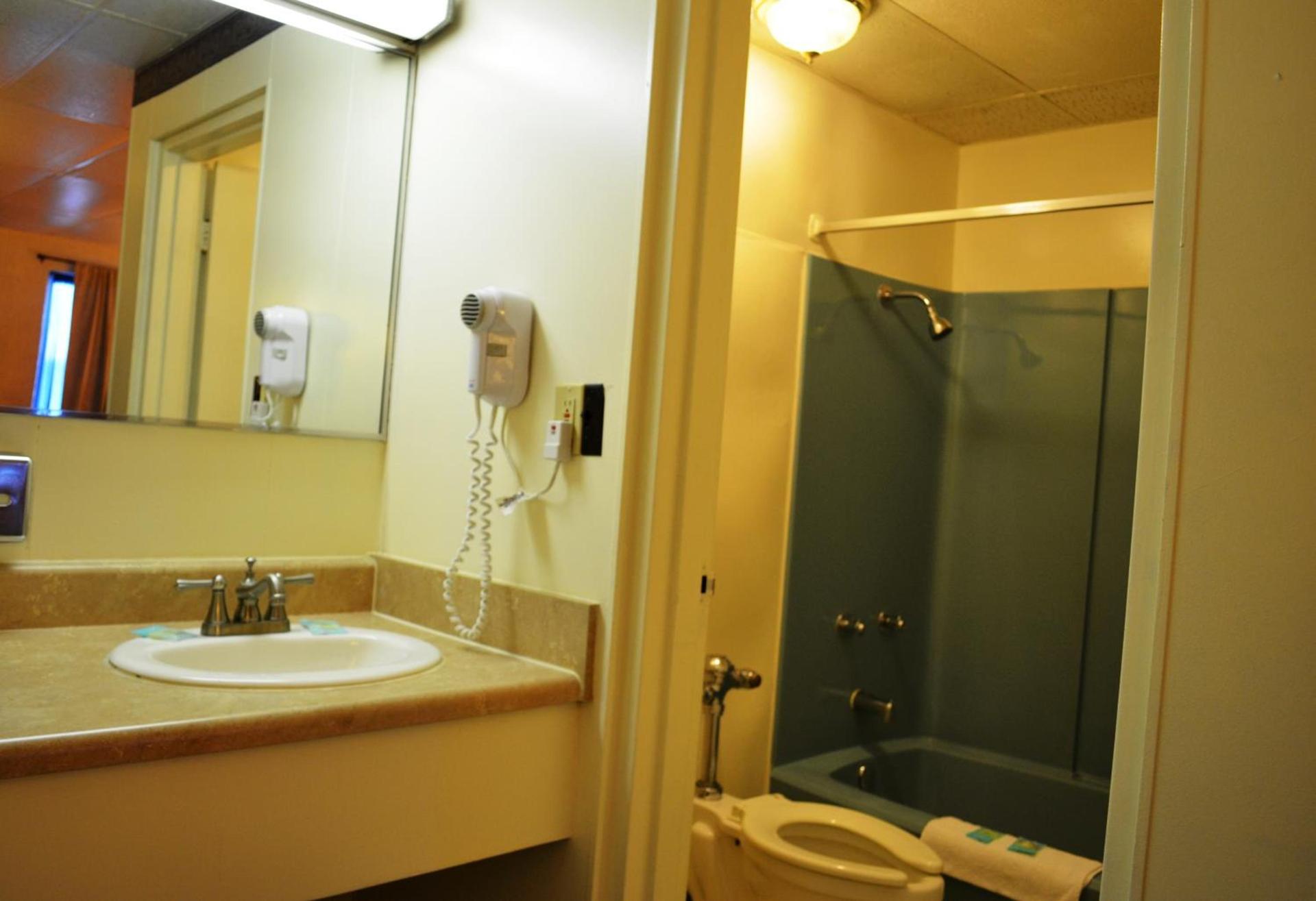 Economy Inn Bluefield photo 16