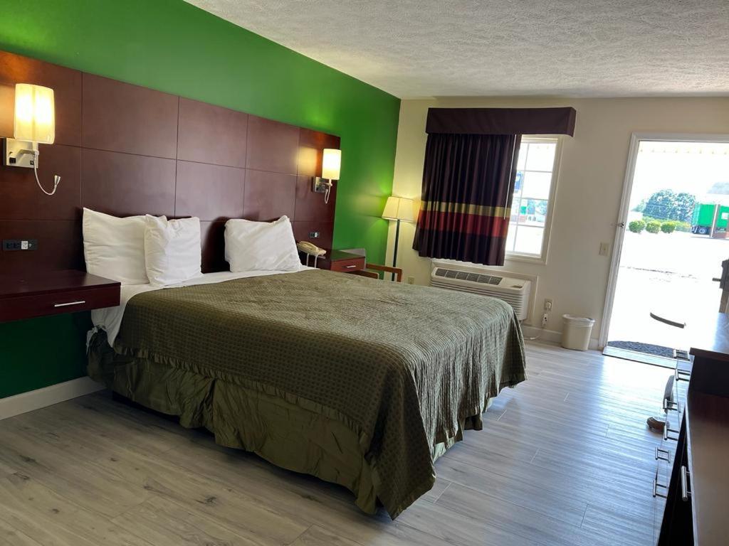 Surry Inn - Dobson - I-77 - Exit 93 photo 9
