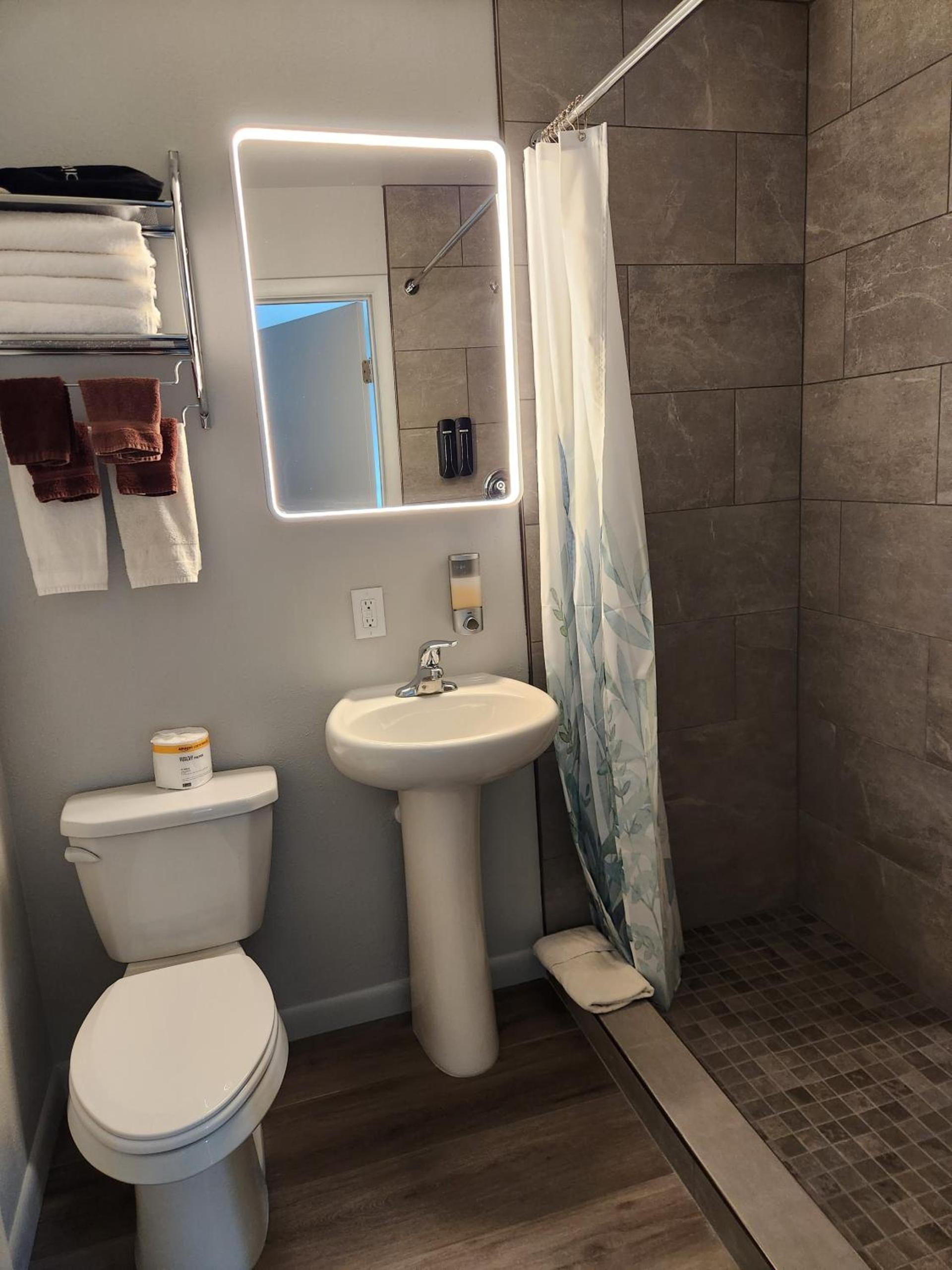Aquarius Inn photo 39