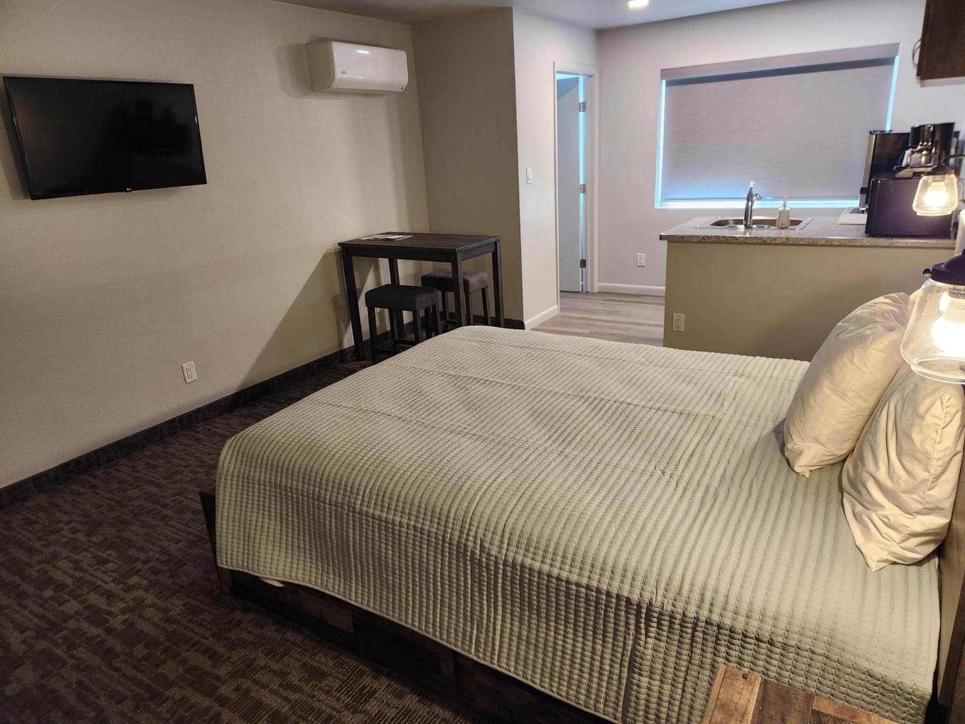 Aquarius Inn photo 50