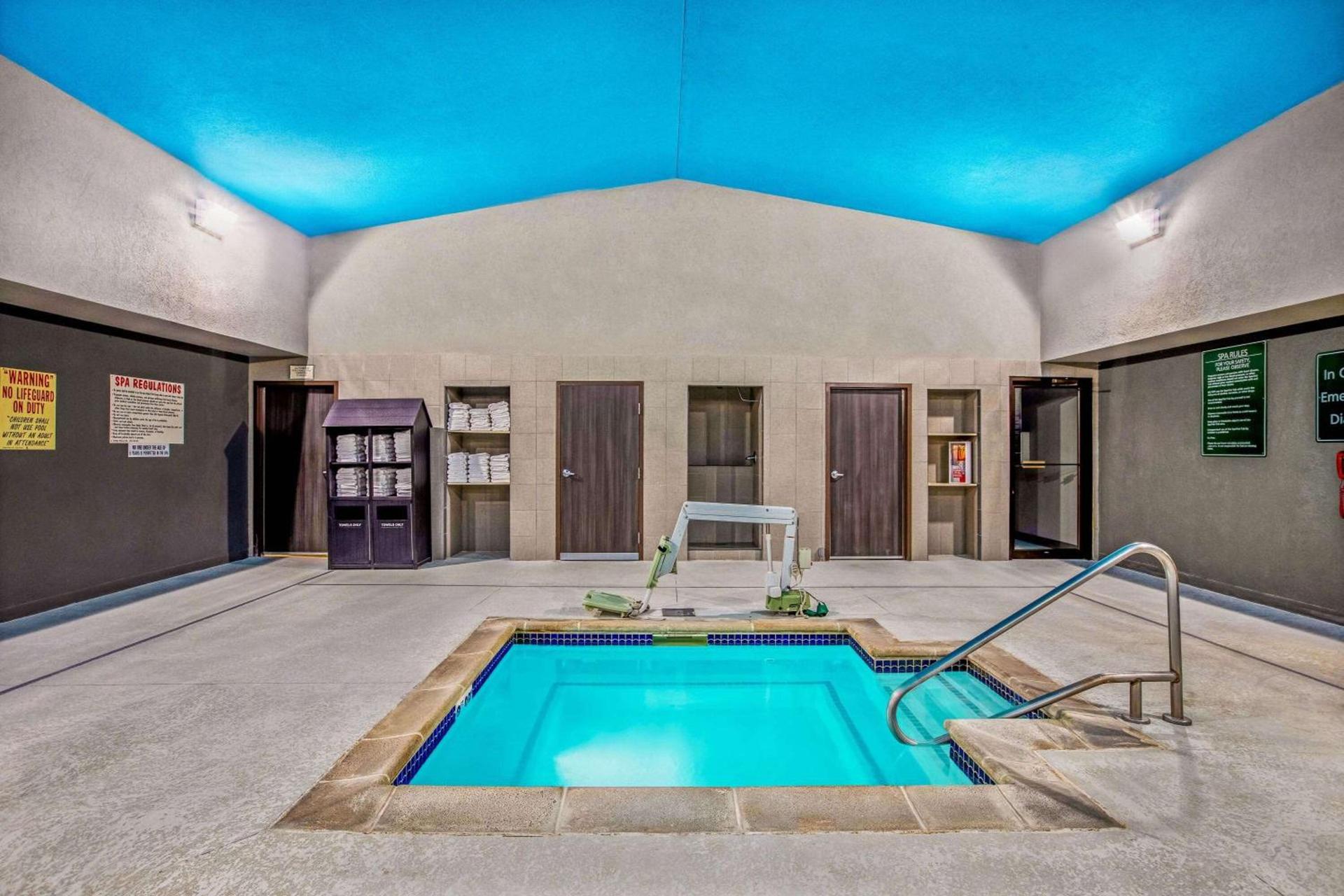 La Quinta by Wyndham Kearney photo 8