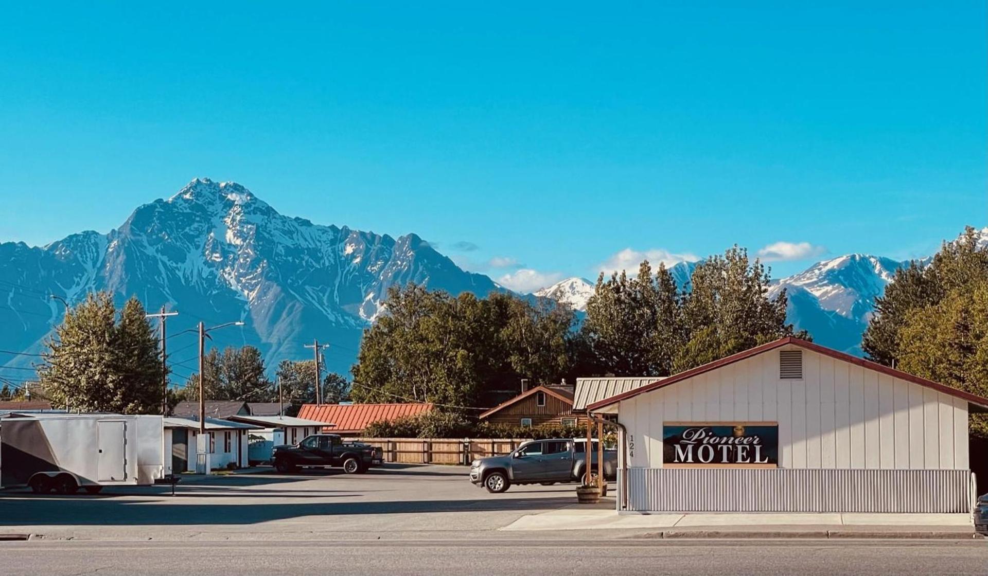 The Pioneer Motel — hotel in Palmer