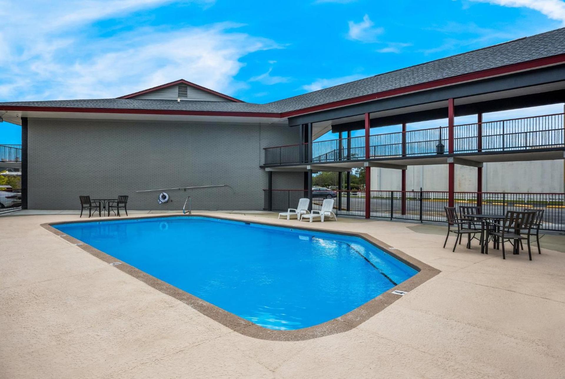 Red Roof Inn & Suites Thomasville photo 30