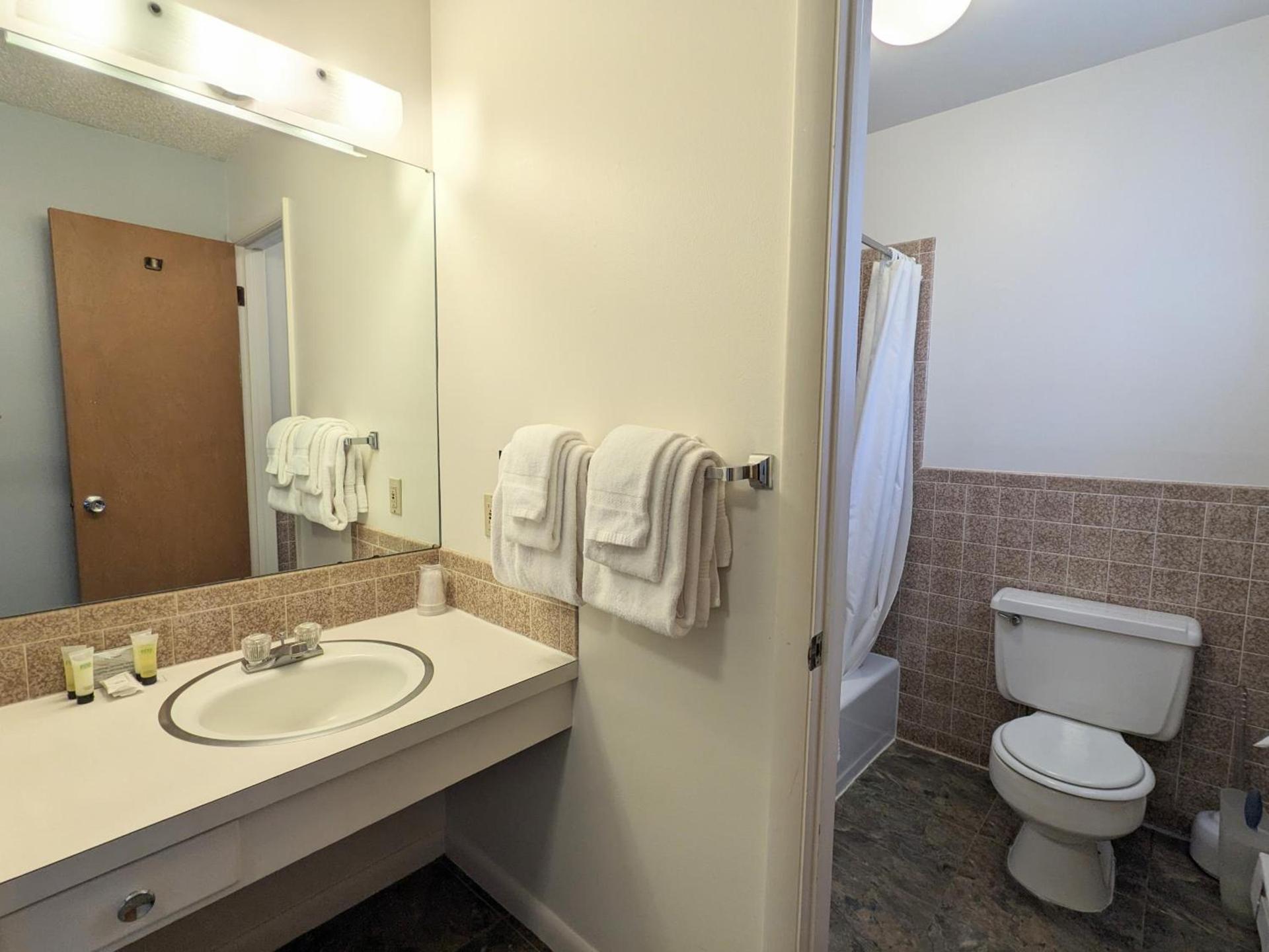 Western Riviera Lakeside Lodging photo 20