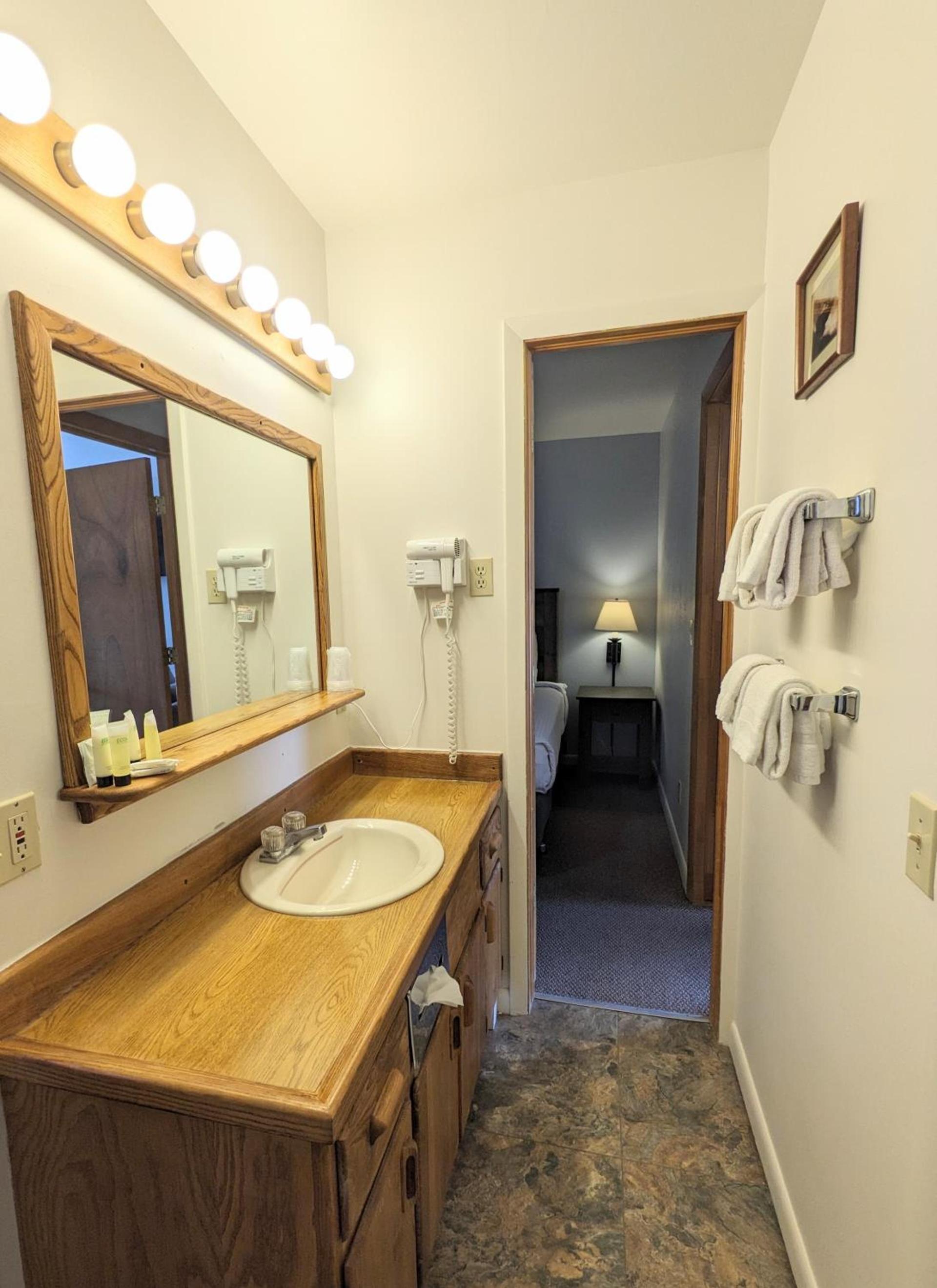 Western Riviera Lakeside Lodging photo 24