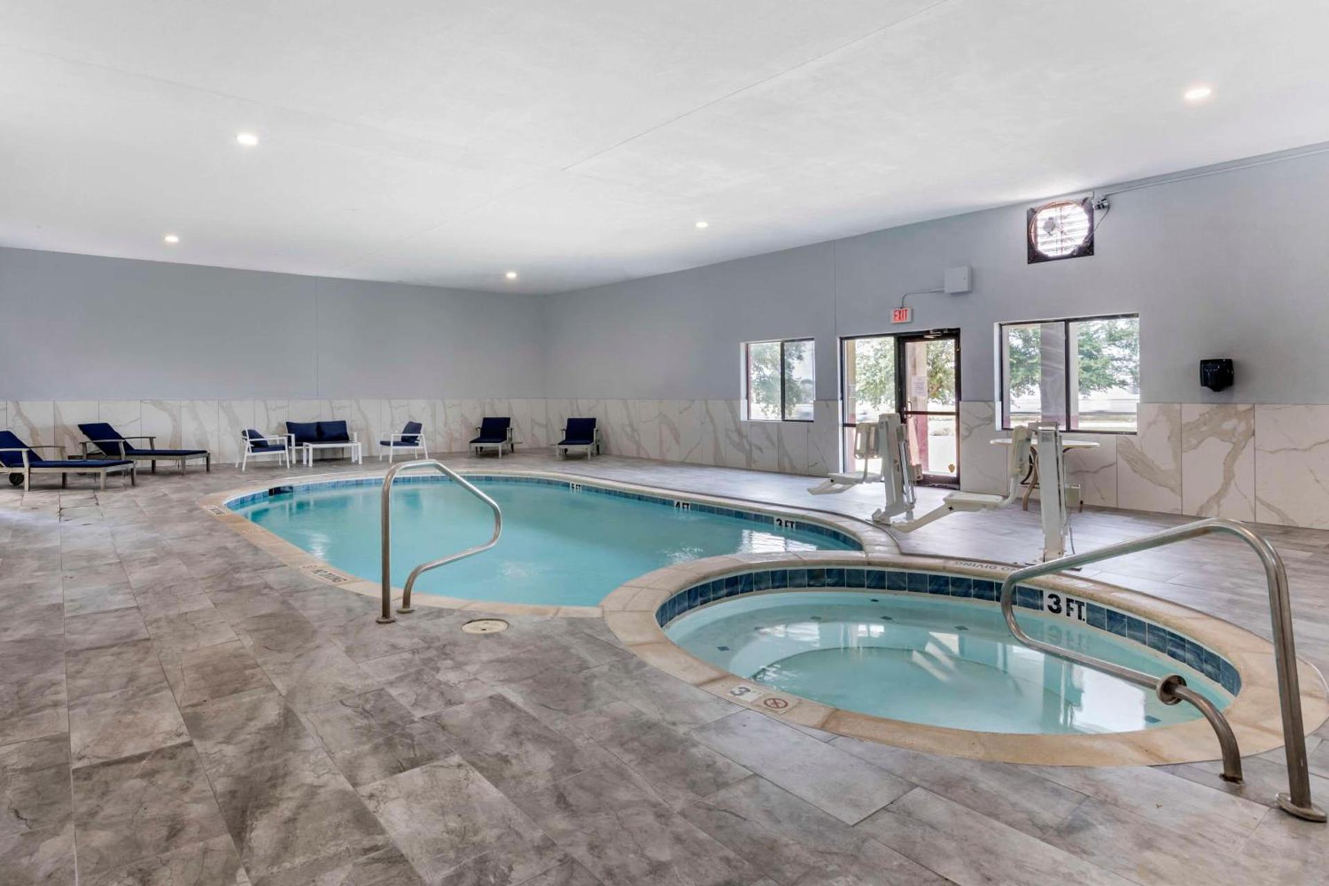 Best Western Plus Texoma Hotel & Suites photo 4