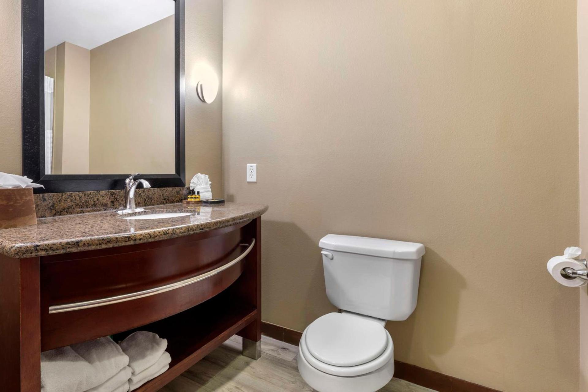 Best Western Plus Texoma Hotel & Suites photo 14