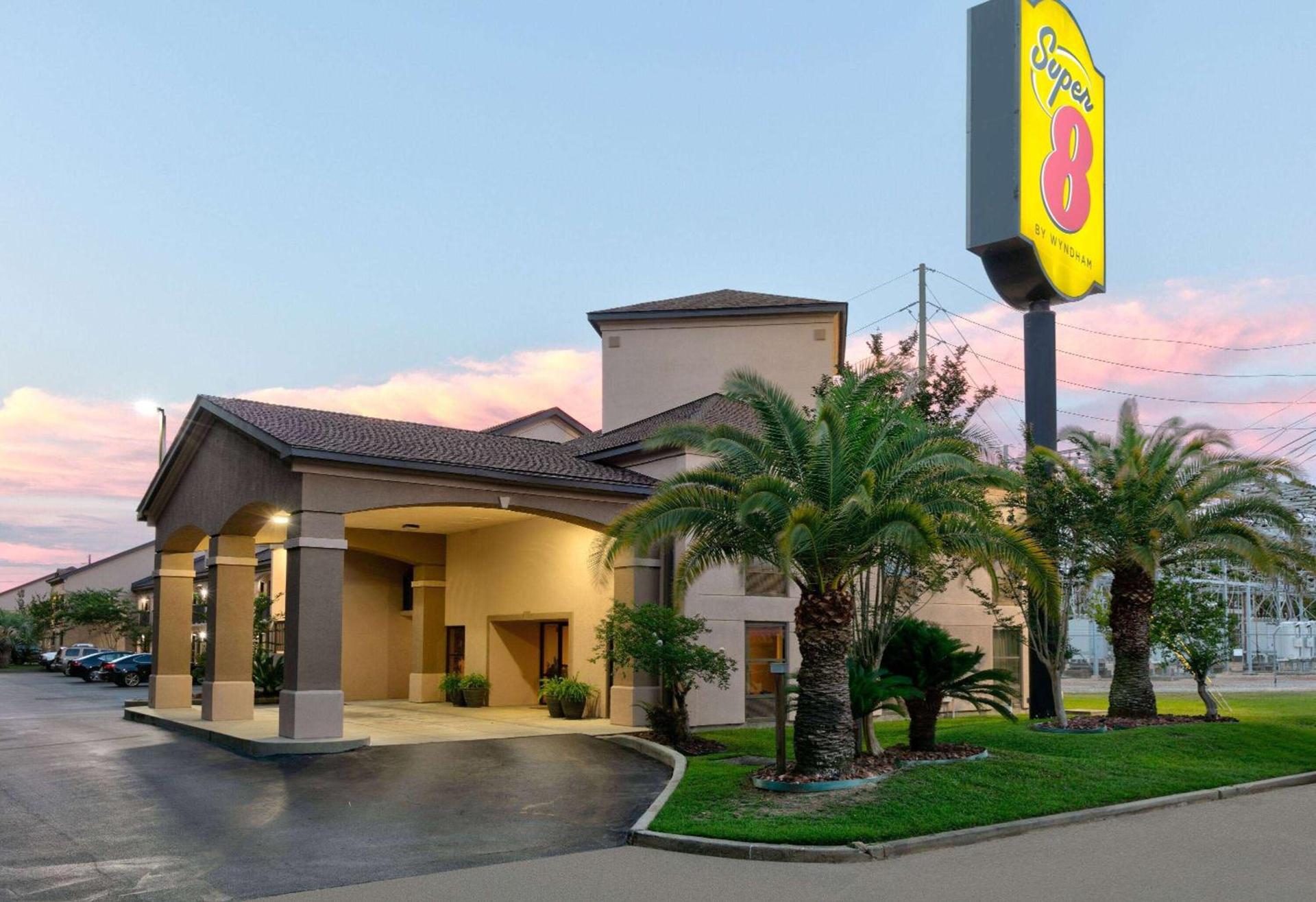Super 8 by Wyndham Diberville Biloxi Area photo 3