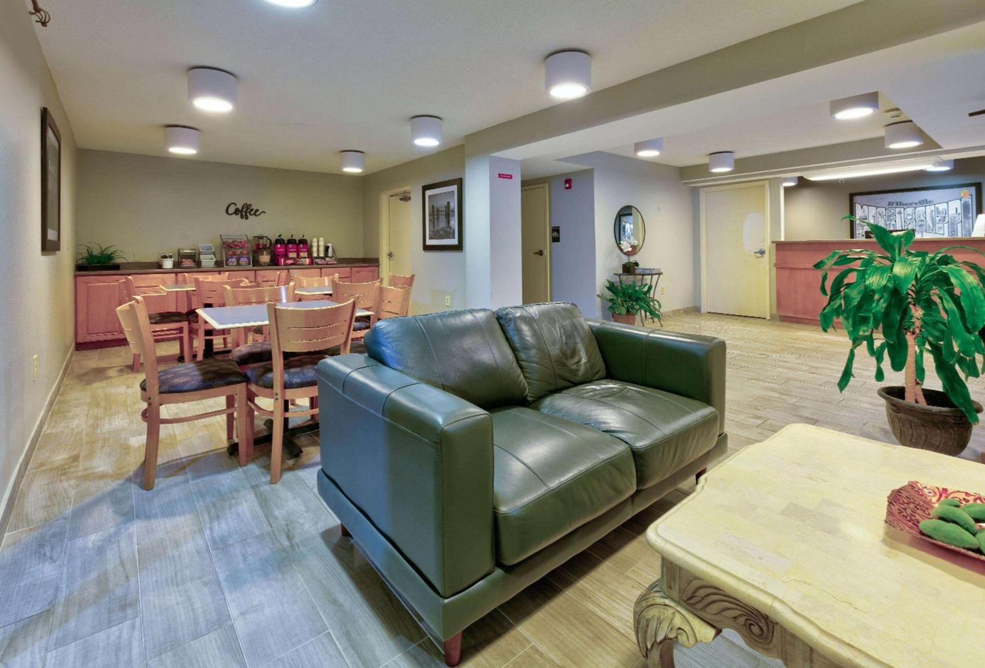 Super 8 by Wyndham Diberville Biloxi Area photo 8