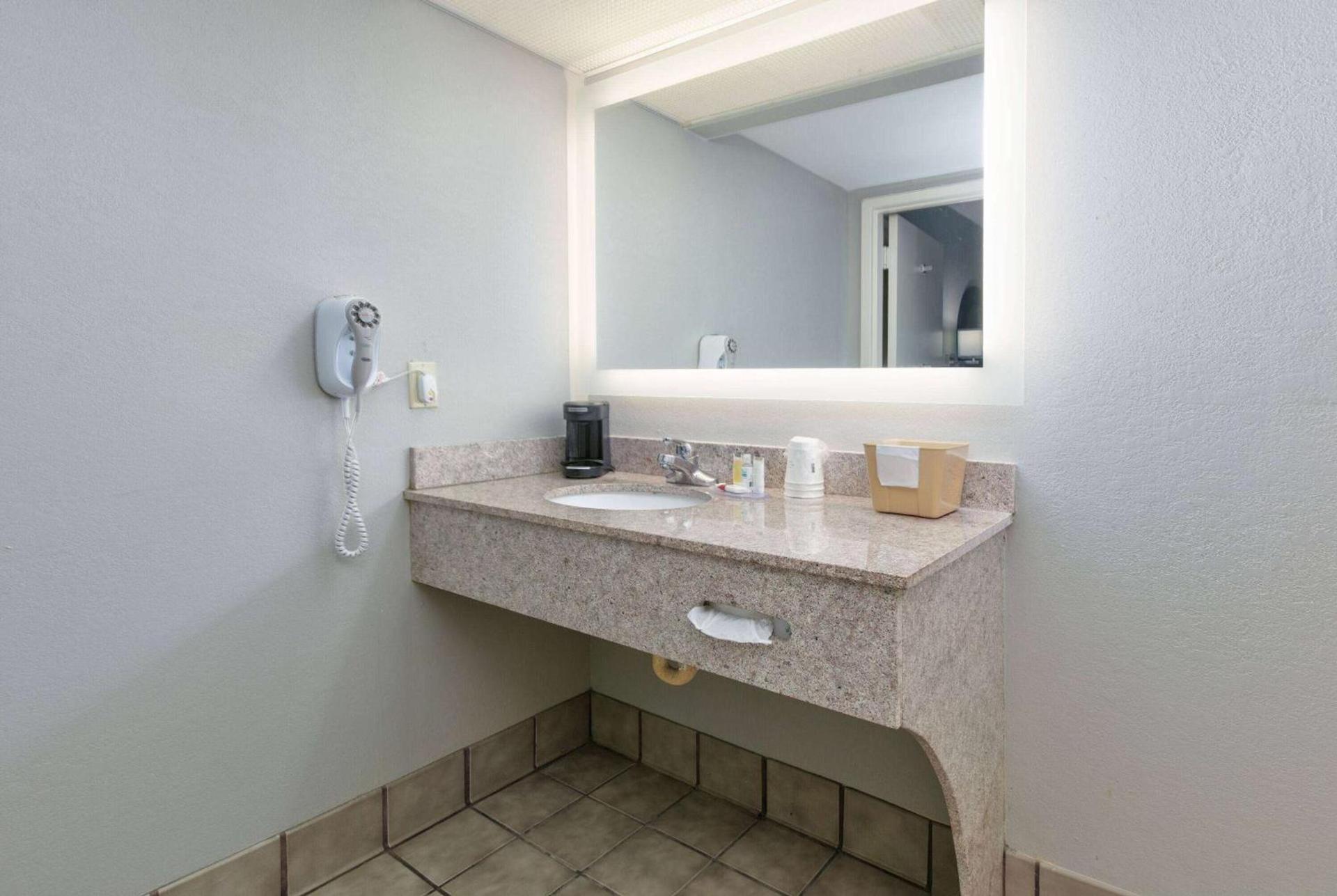 Super 8 by Wyndham Diberville Biloxi Area photo 12