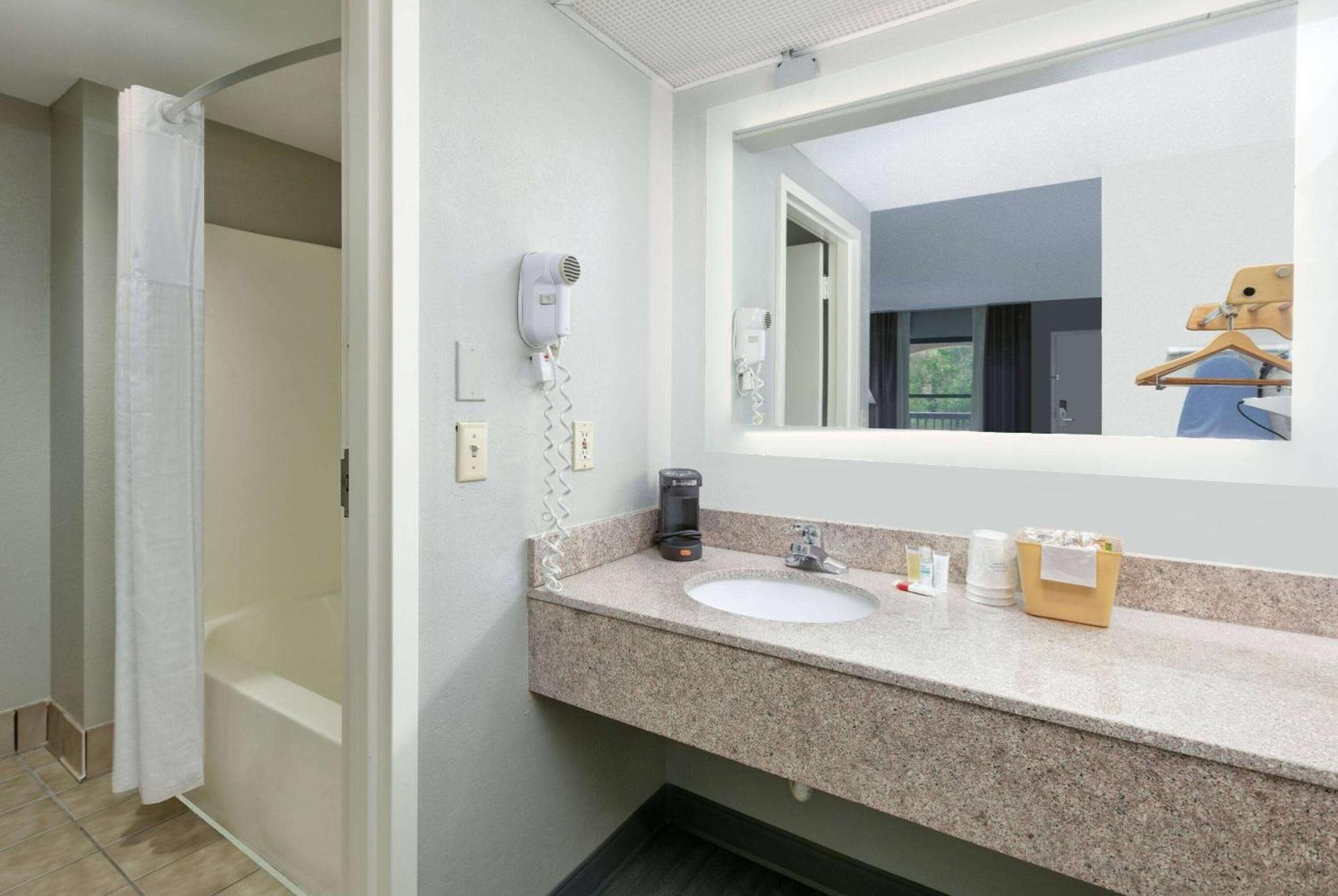 Super 8 by Wyndham Diberville Biloxi Area photo 21