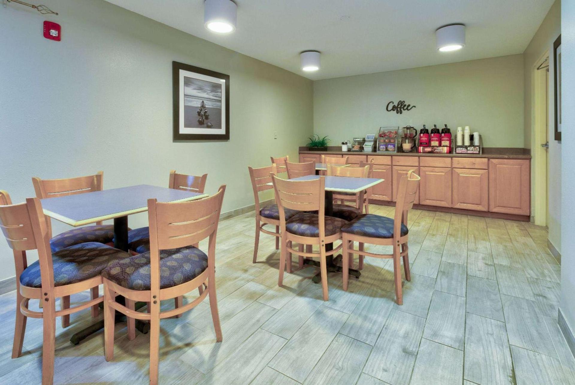 Super 8 by Wyndham Diberville Biloxi Area photo 27
