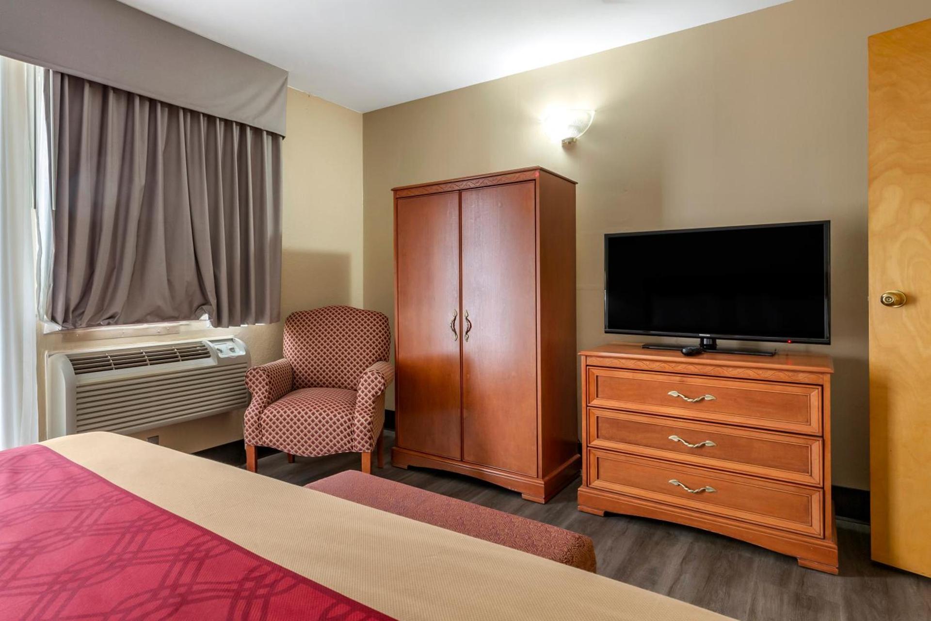 Econo Lodge & Suites Southern Pines - Pinehurst photo 23