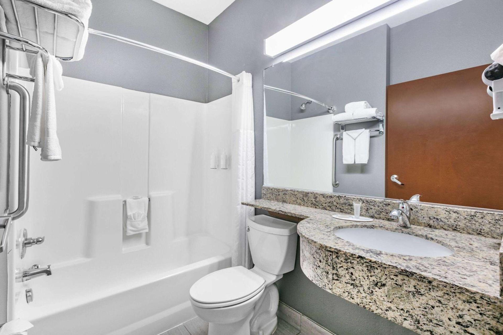 Microtel Inn & Suites by Wyndham Austin Airport photo 16
