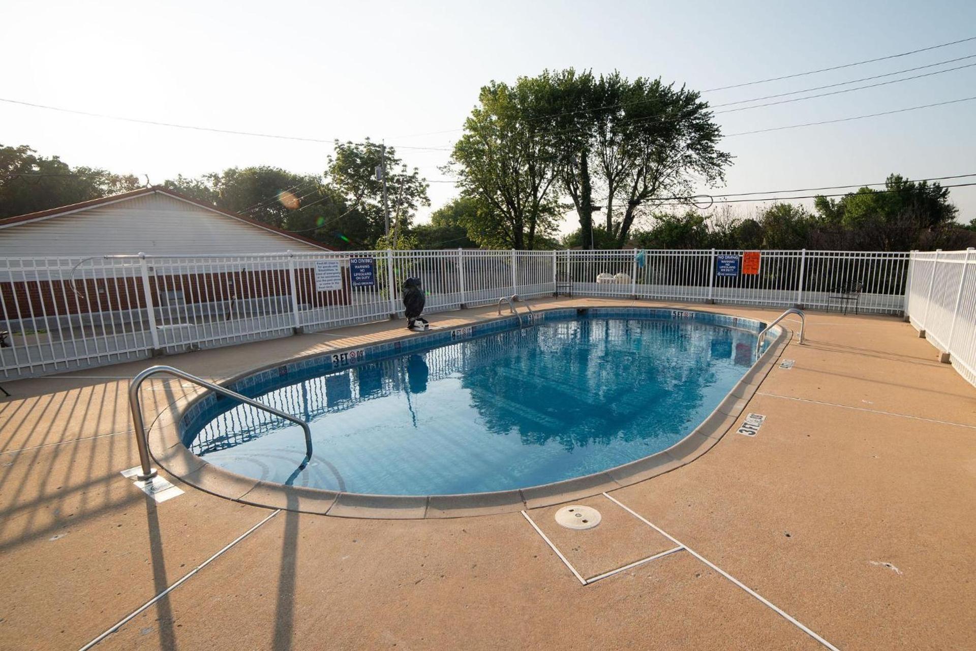 Americas Best Value Inn and Suites Siloam Springs photo 28