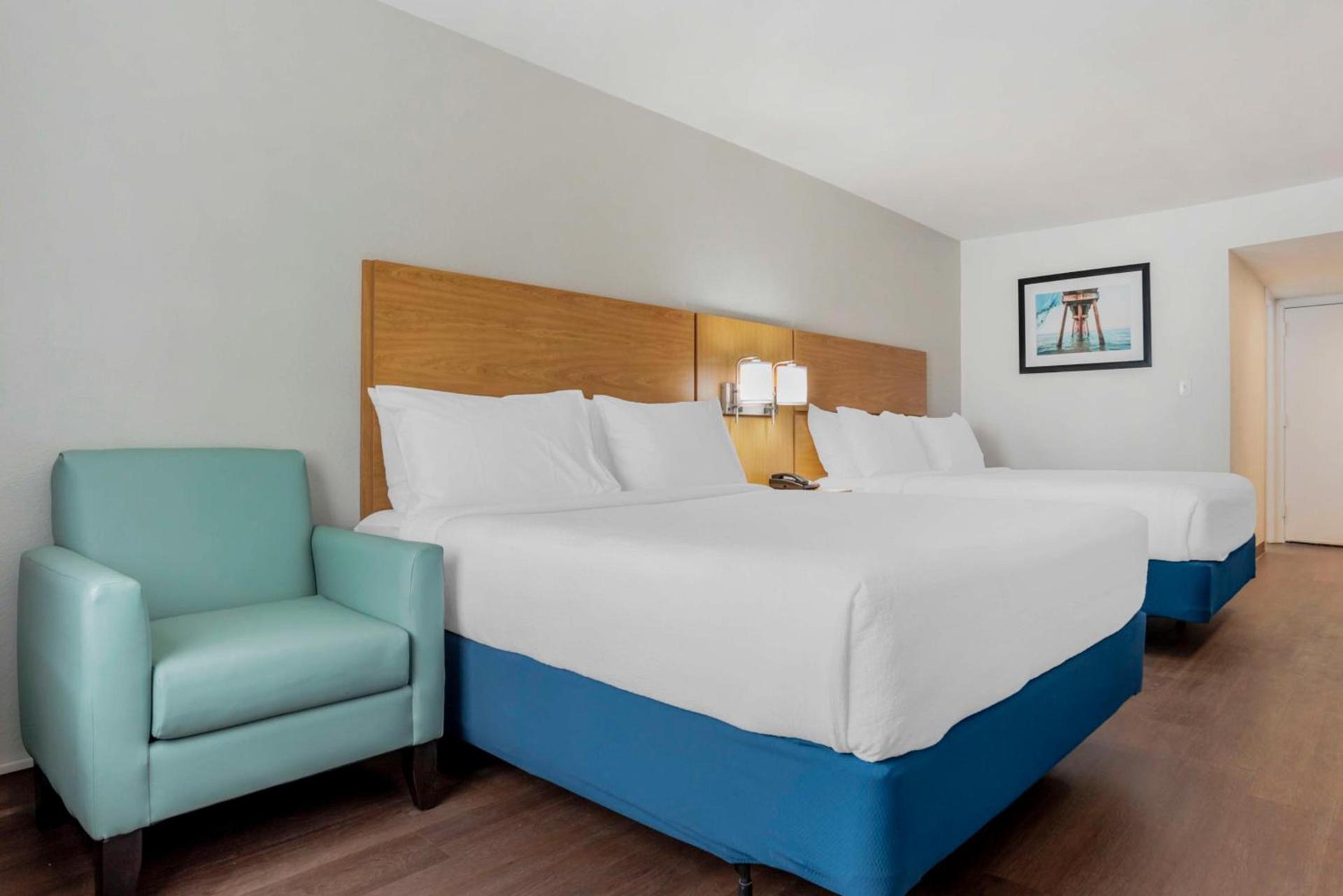 Chateau Beachfront Hotel, a By the Sea Resort photo 10
