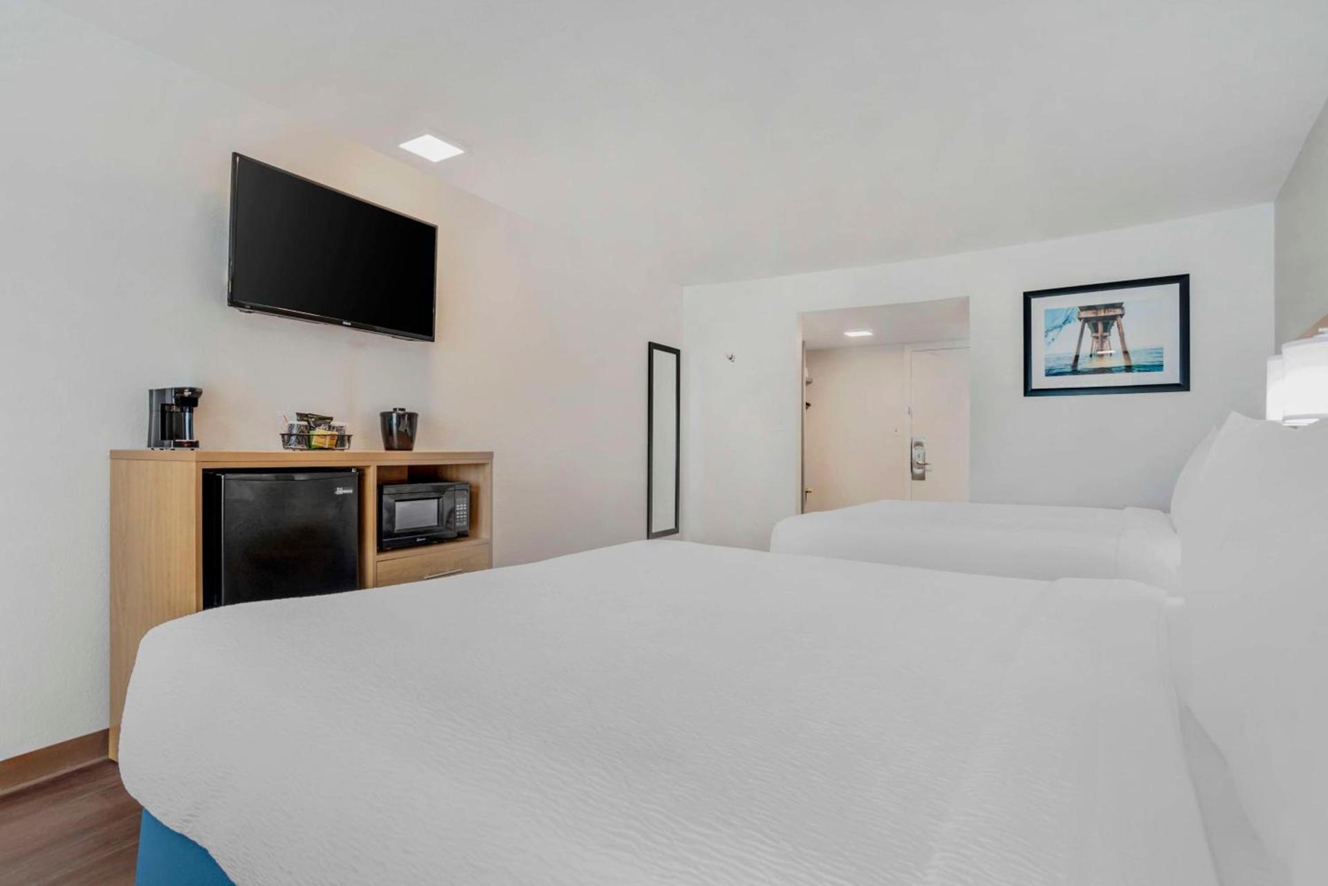 Chateau Beachfront Hotel, a By the Sea Resort photo 11