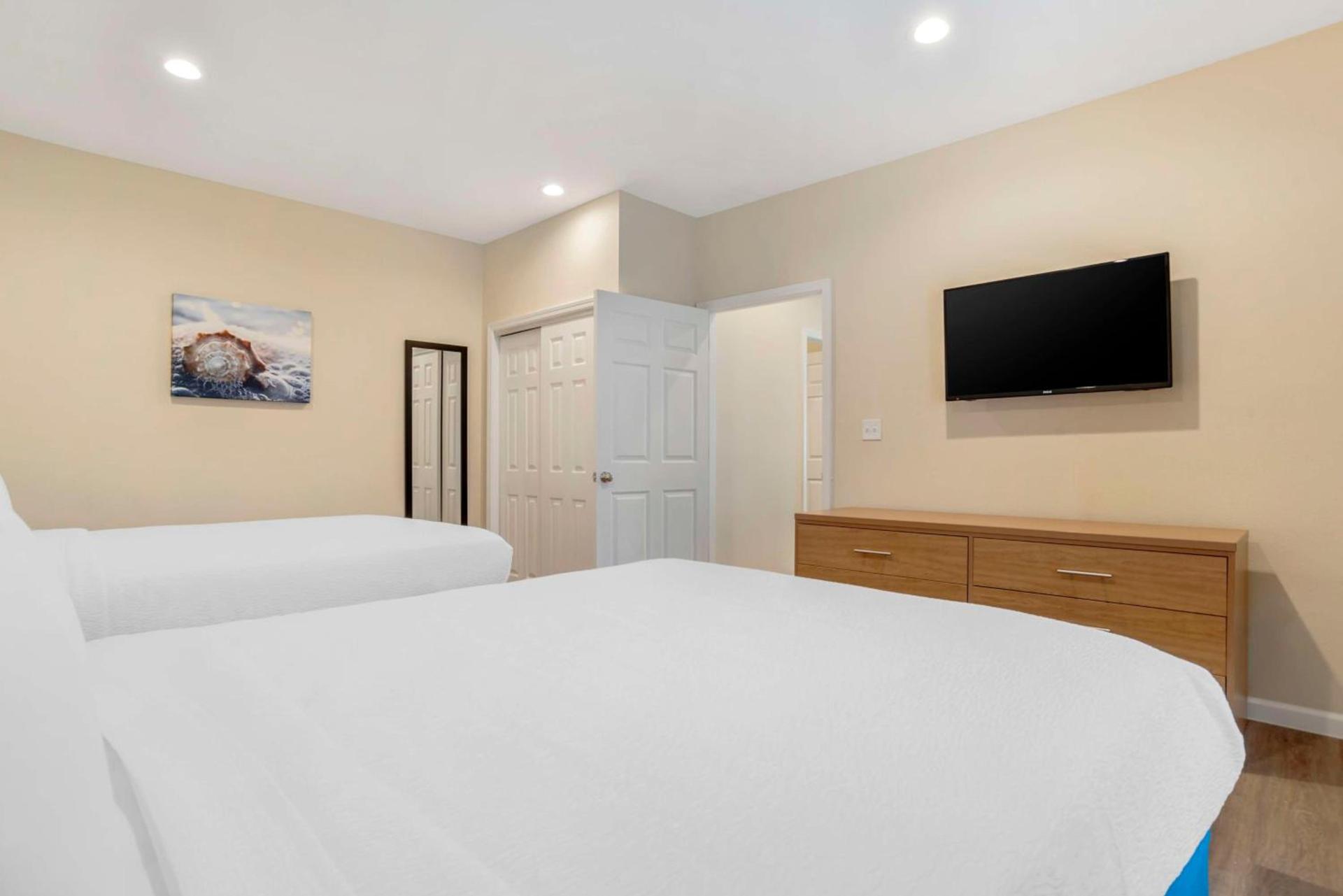 Chateau Beachfront Hotel, a By the Sea Resort photo 17