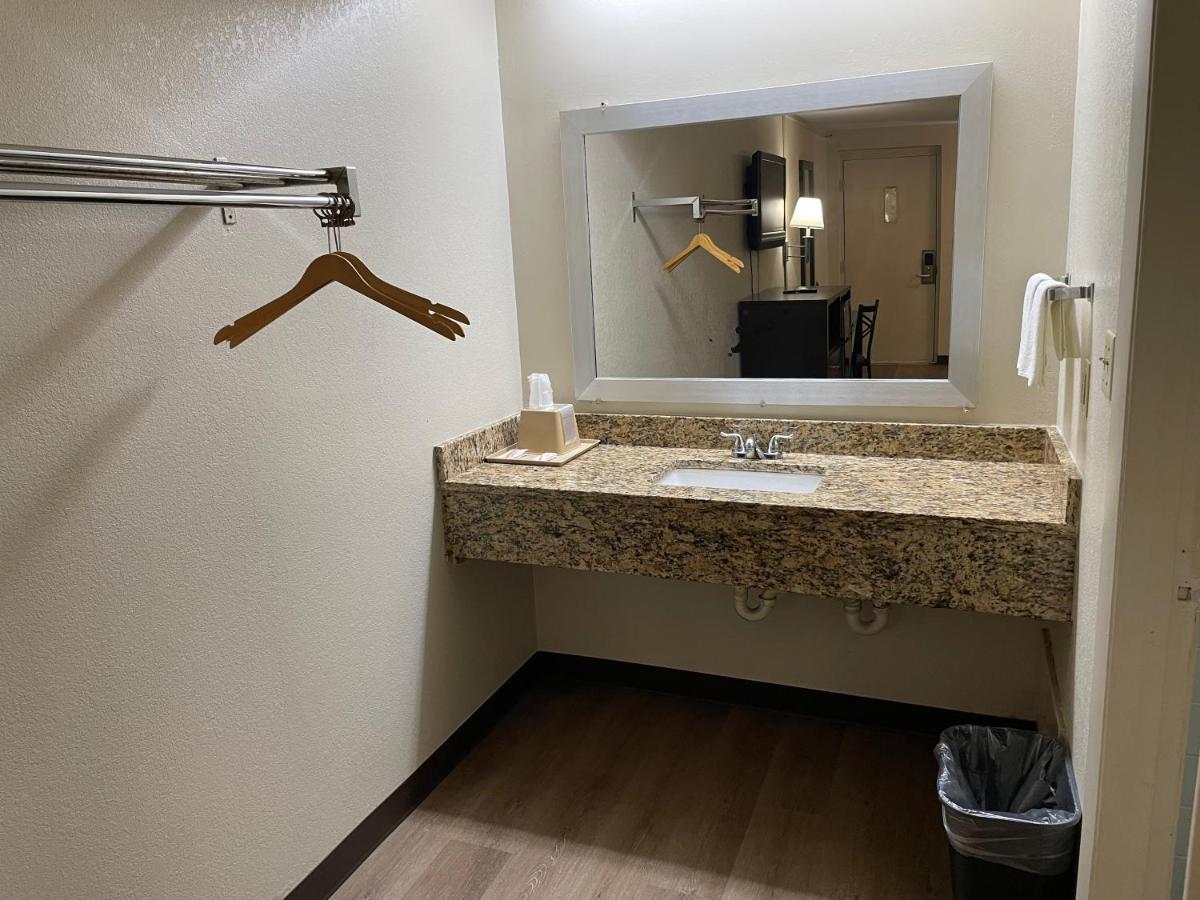 Royal Inn Motel photo 6